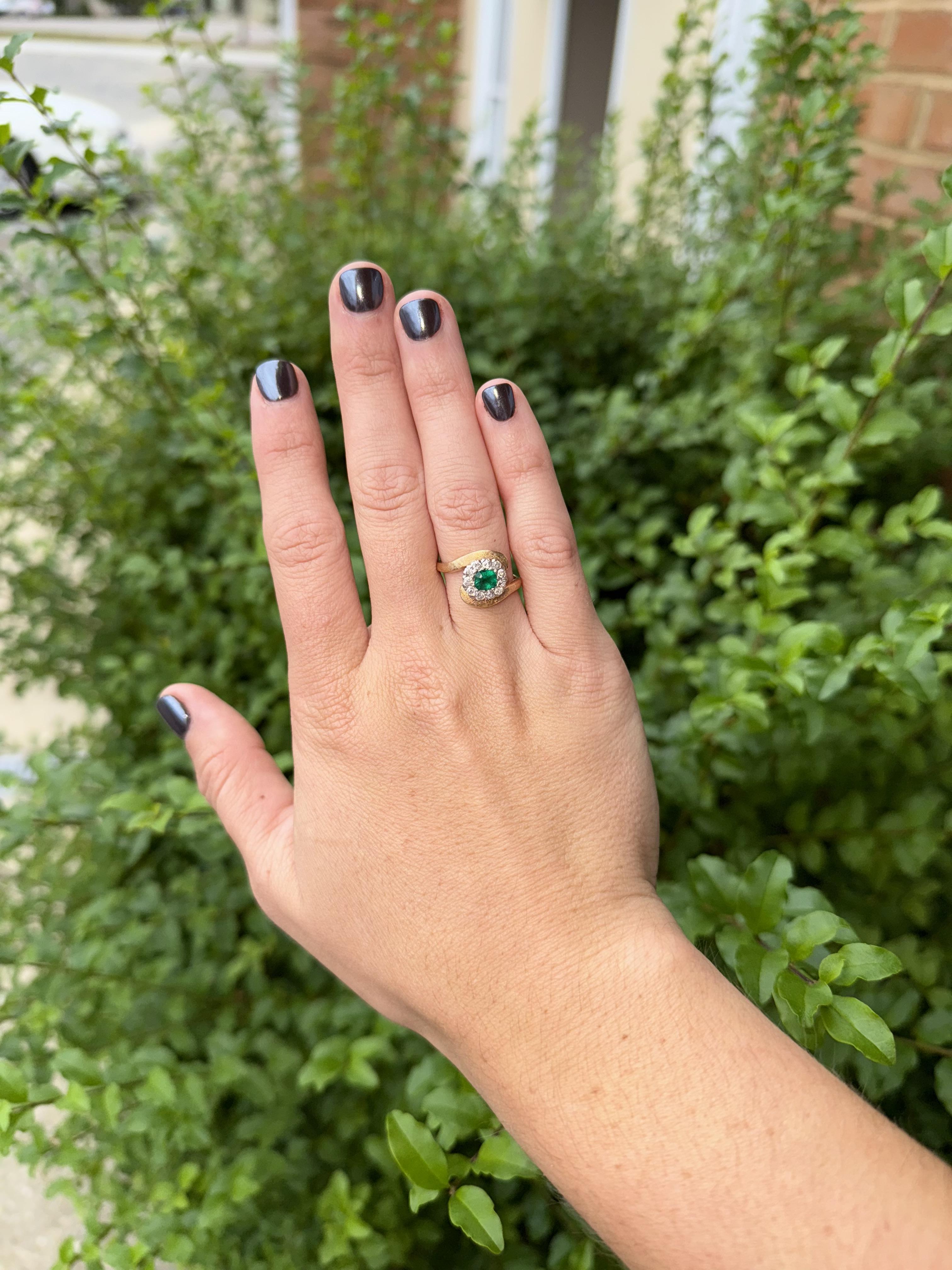 Retro Emerald & Diamond Cocktail Ring 14K Yellow Gold In Good Condition For Sale In Montgomery, AL