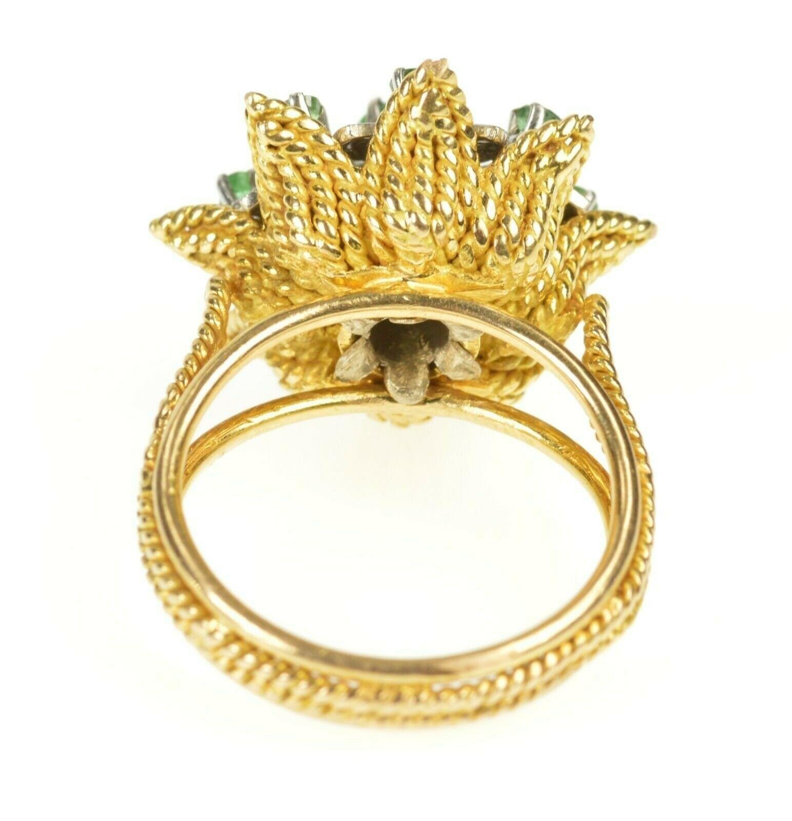 Retro Emerald Flower Gold Ring In Excellent Condition For Sale In Frederick, MD