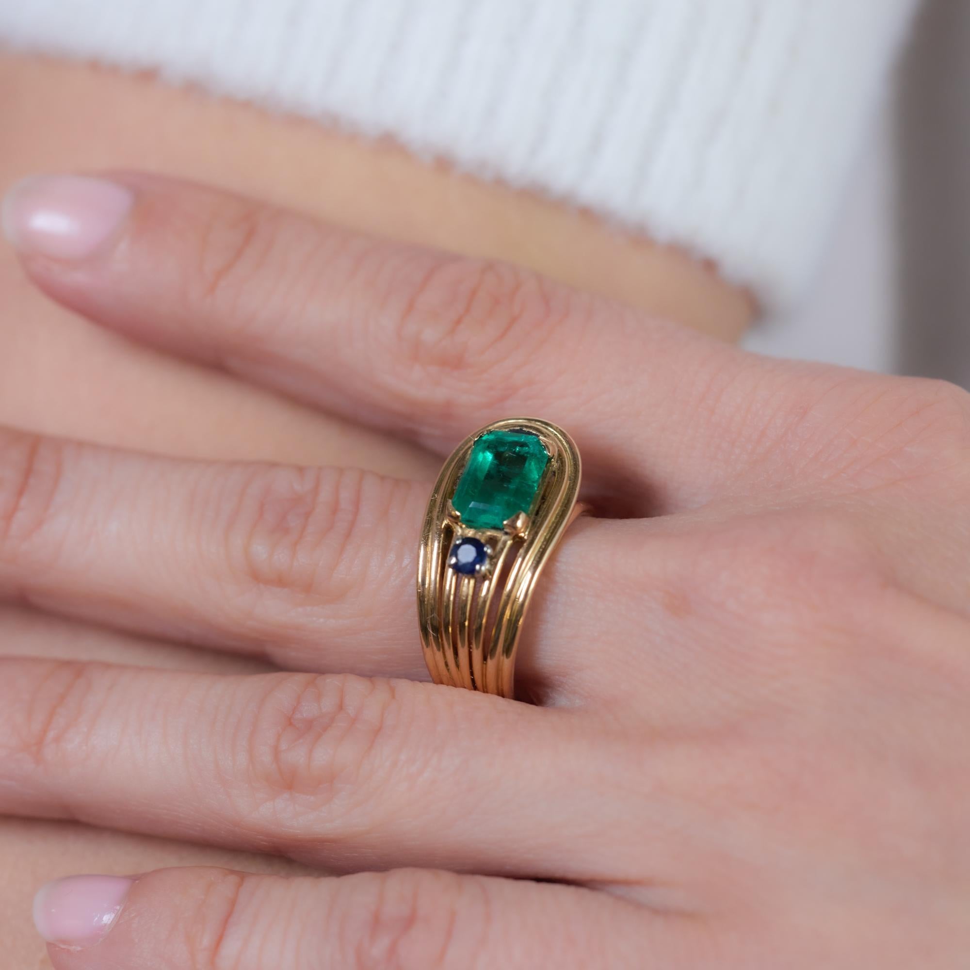 Retro emerald sapphire 18k rose gold cocktail ring In Excellent Condition In Beverly Hills, CA
