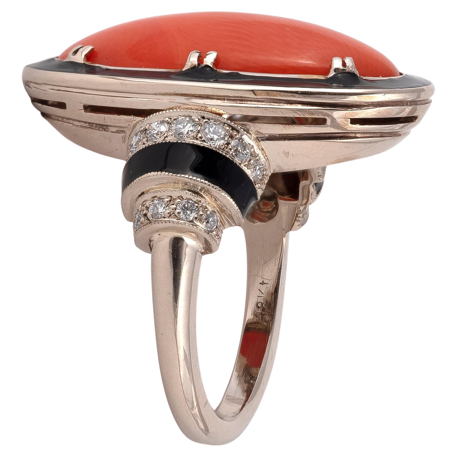 
De diseño geométrico, engastado con un cabujón ovalado de coral rubrum sobre un borde de esmalte negro con acentos de diamantes en un aro liso, talla 7


