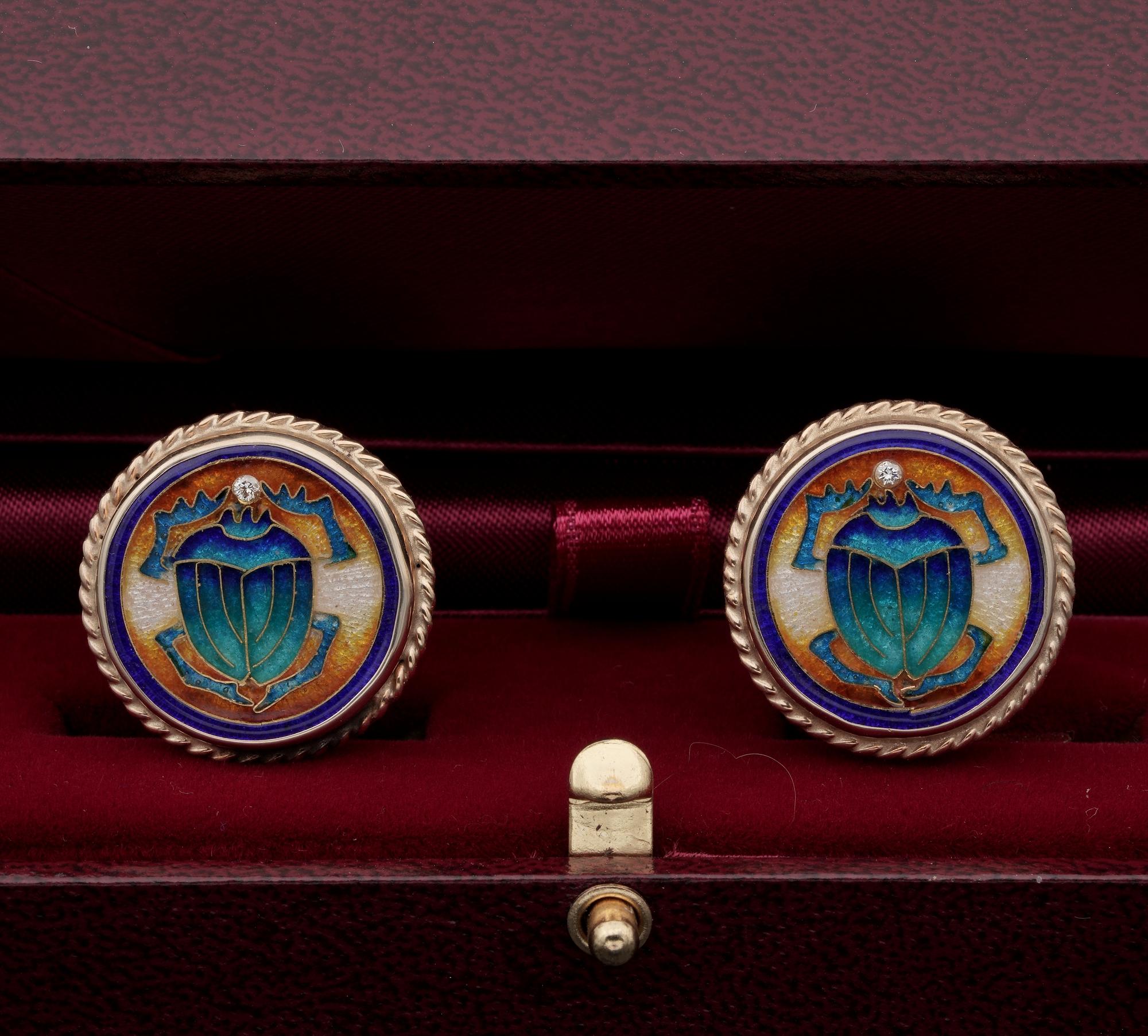 Les scarabées sont utilisés comme amulettes pour symboliser la richesse, comme monnaie d'échange et comme accessoires de mode depuis les Égyptiens.
Ces grands boutons de manchette superbement émaillés datent de 1940 env.
Fabriqué à la main par