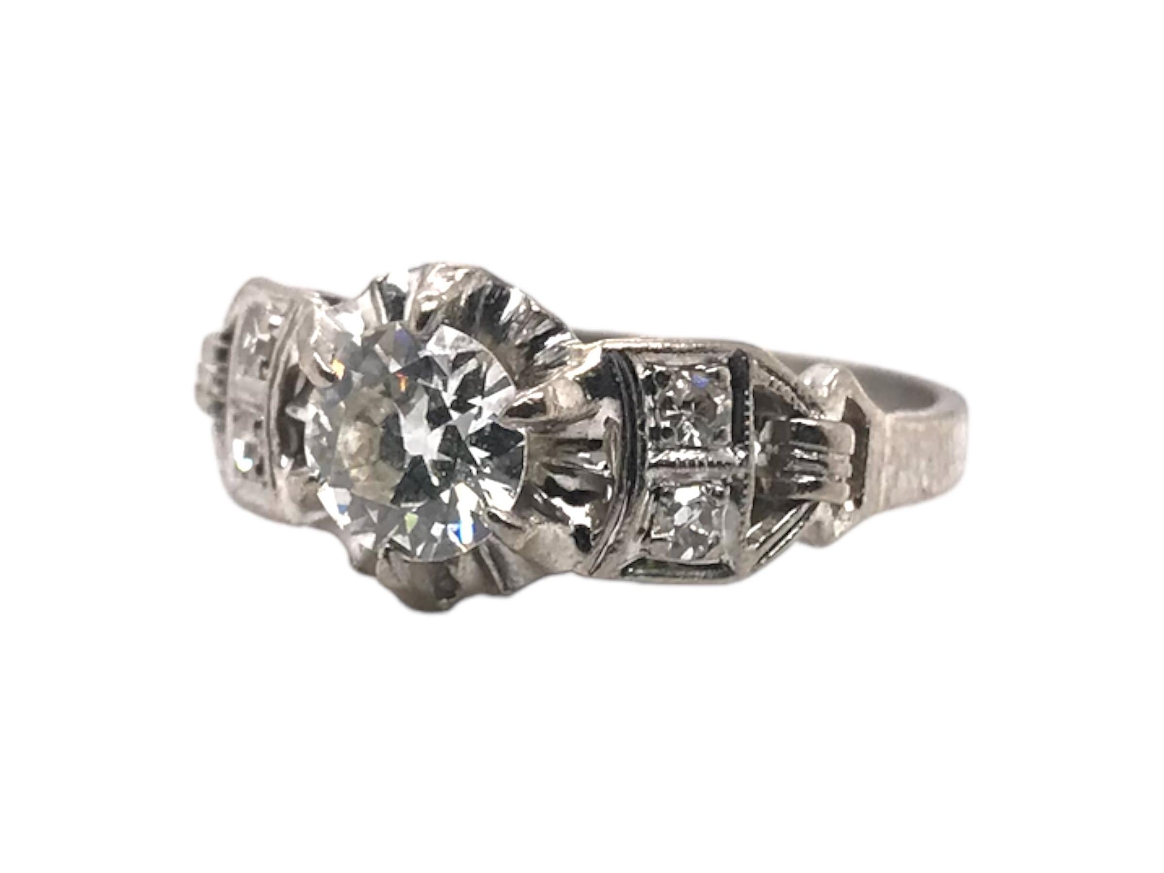 Wir sind verliebt in diese Vintage-Variante eines klassischen Solitärs.
Dieser reizende Ring ist mit einem atemberaubenden Diamanten im Altminenschliff (ca. 0,7 Karat) versehen, der in einen Butterblumenkopf eingefasst ist und dem Mittelstein einen