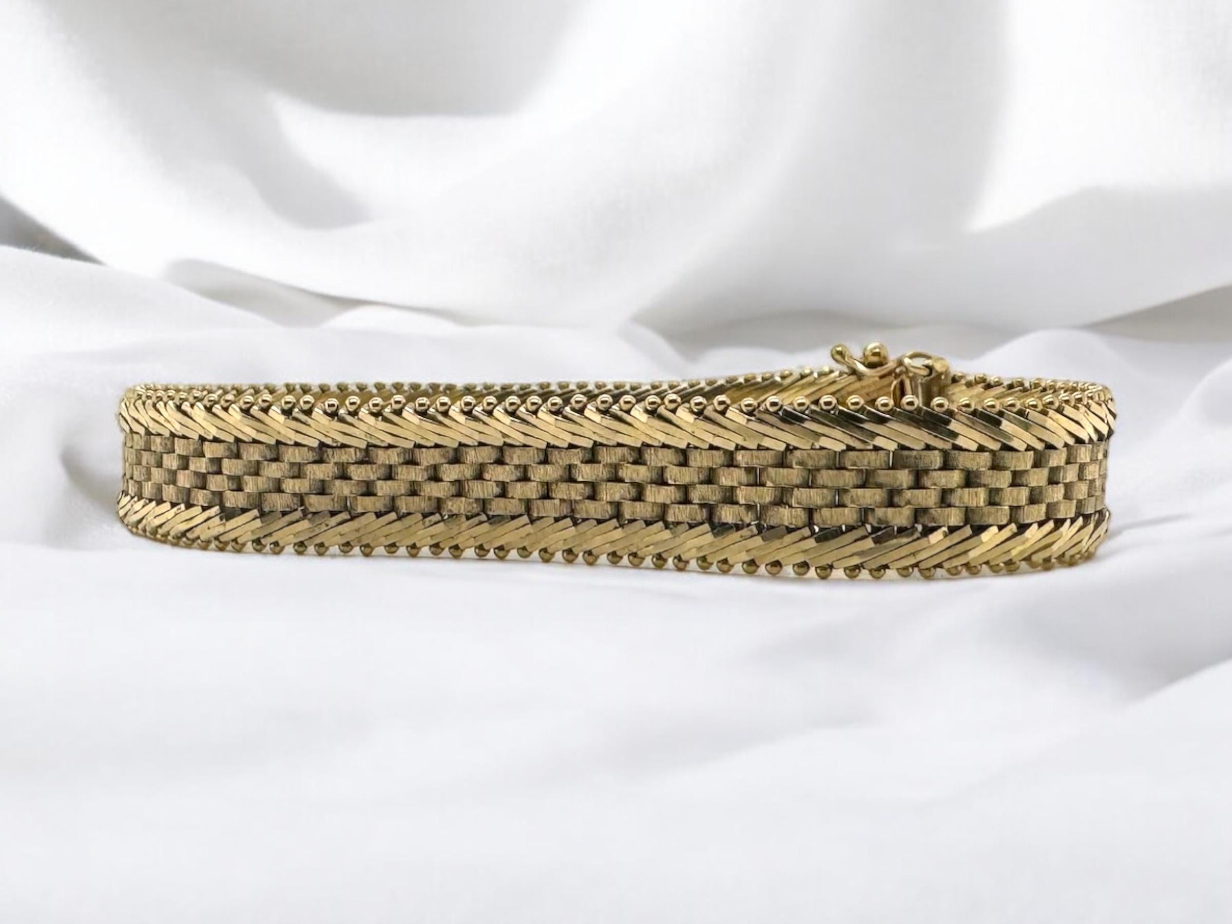 Nous adorons le design unique de ce bracelet !

Détails du bracelet
Matériau : Or jaune 14K
Largeur : 11,2 mm
Poids : 24.6 grammes 
Longueur : 7 1/8 pouces

Article : 768TMV8-AL