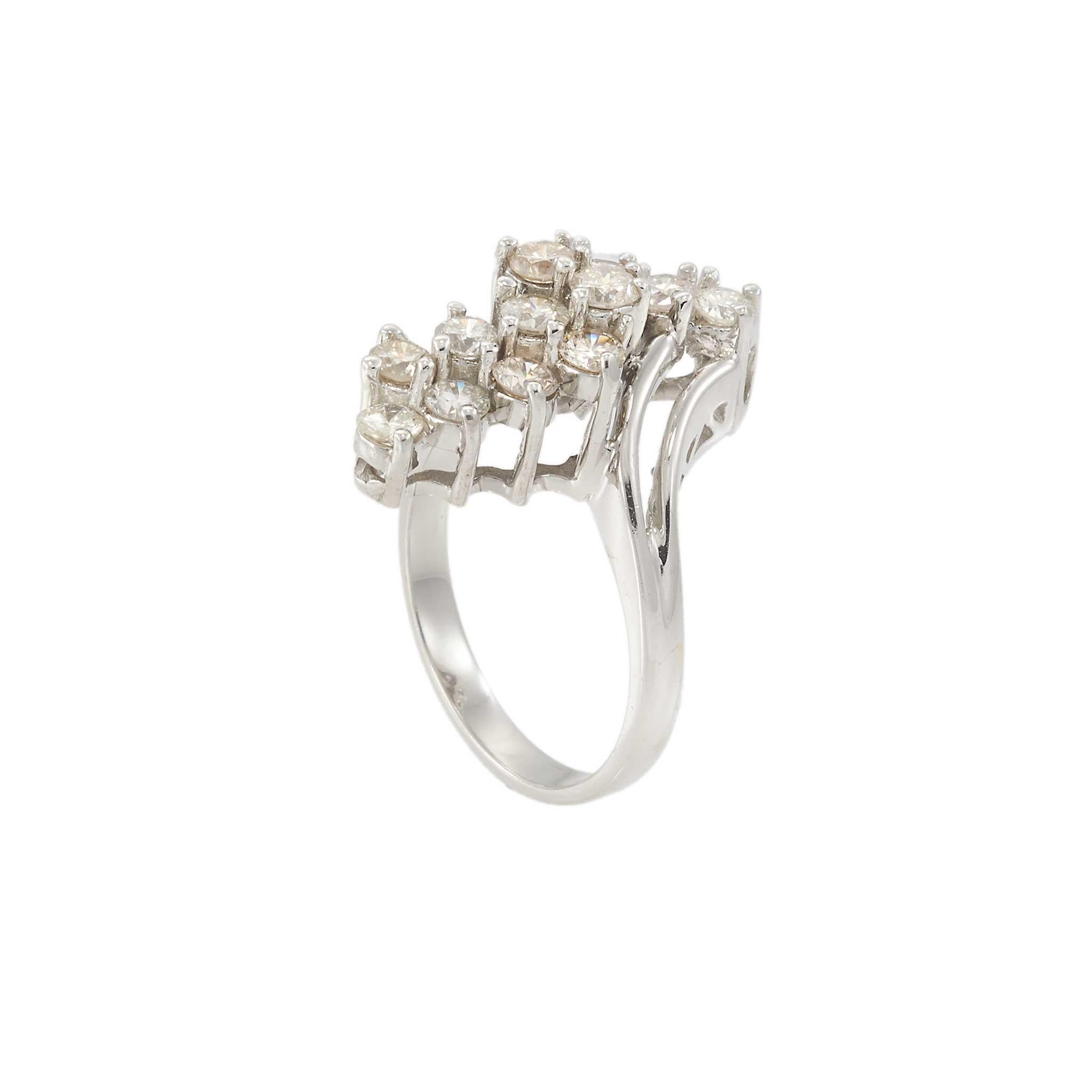 Rétro Bague rétro en or blanc 14KT avec diamants en grappe en vente