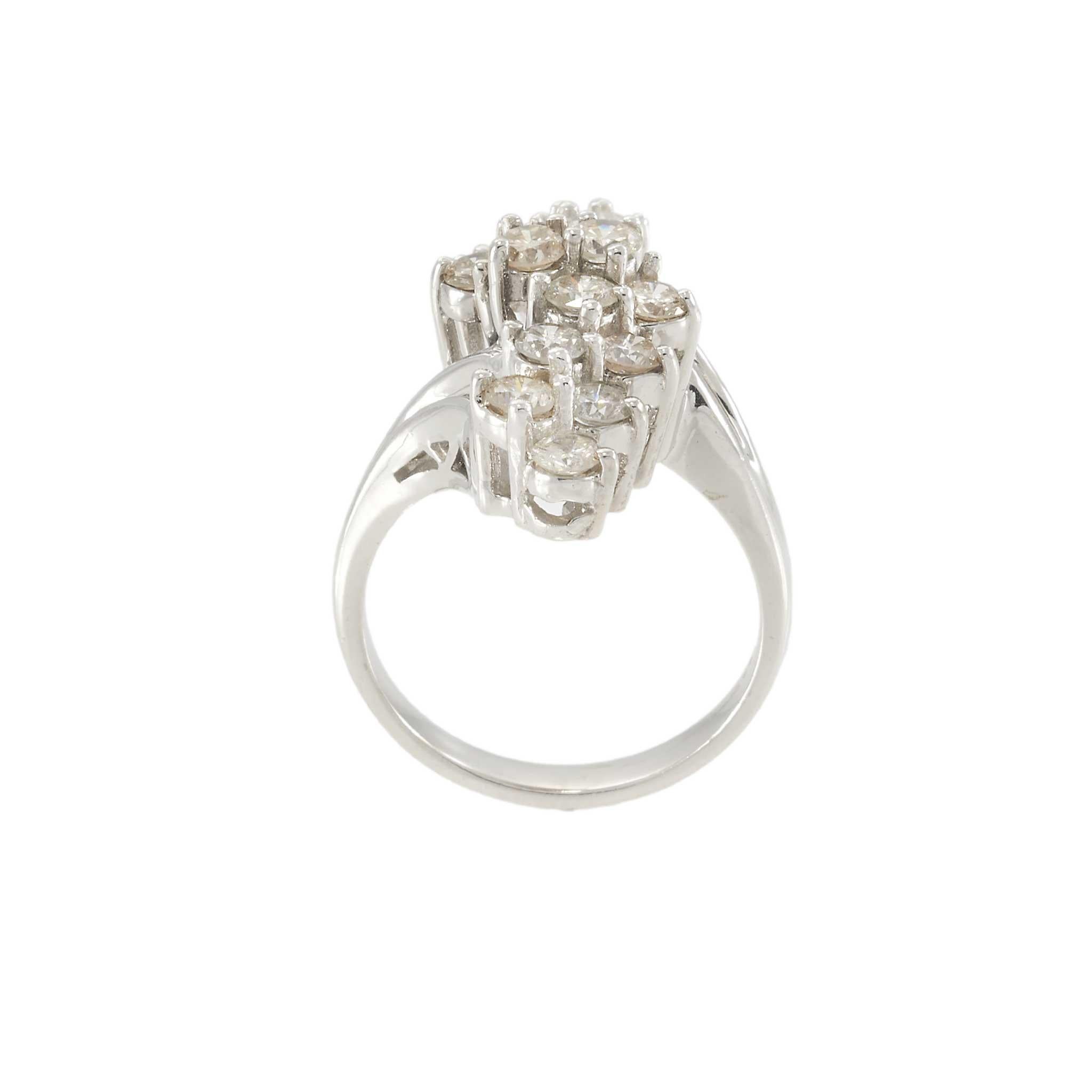 Taille ronde Bague rétro en or blanc 14KT avec diamants en grappe en vente