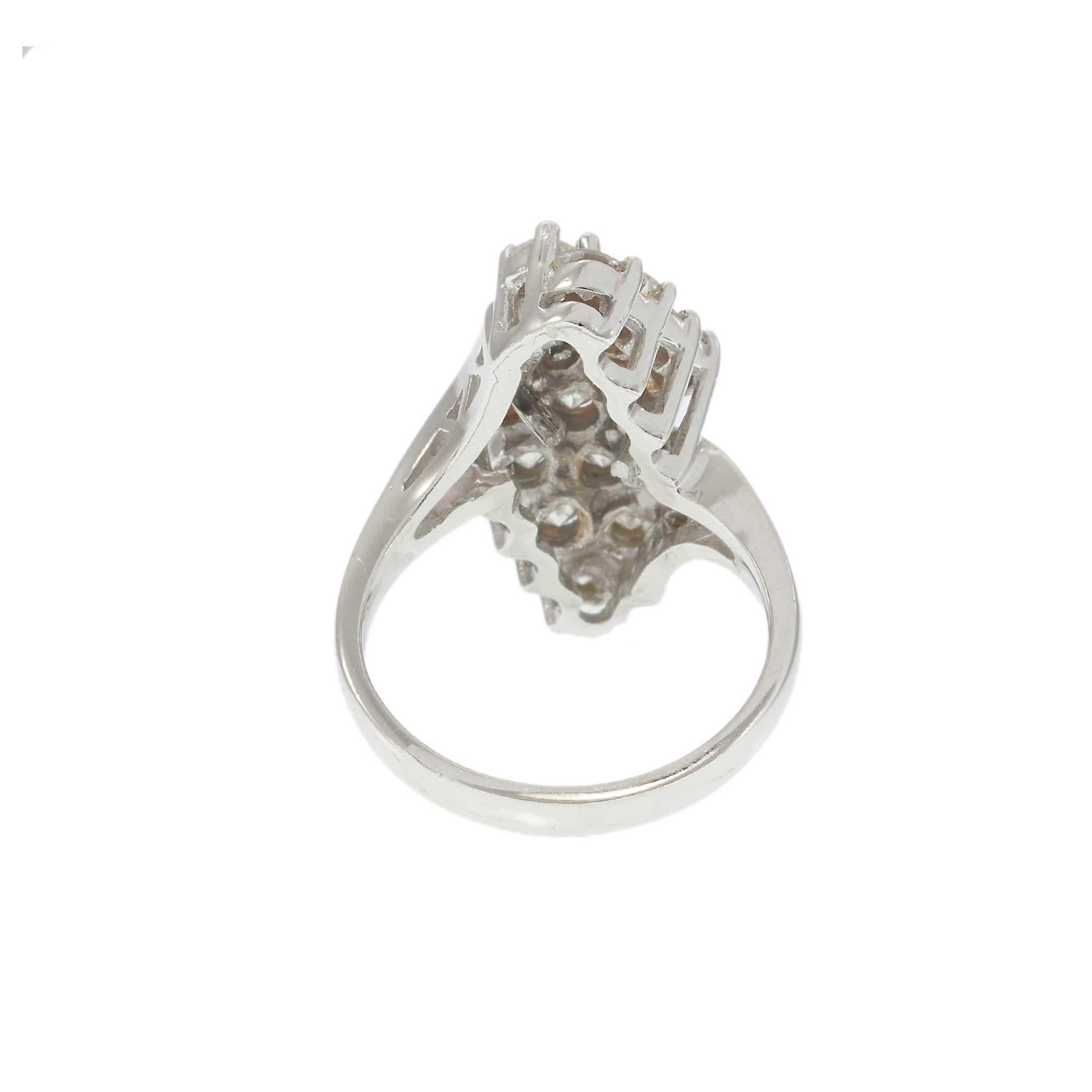 Bague rétro en or blanc 14KT avec diamants en grappe Pour femmes en vente