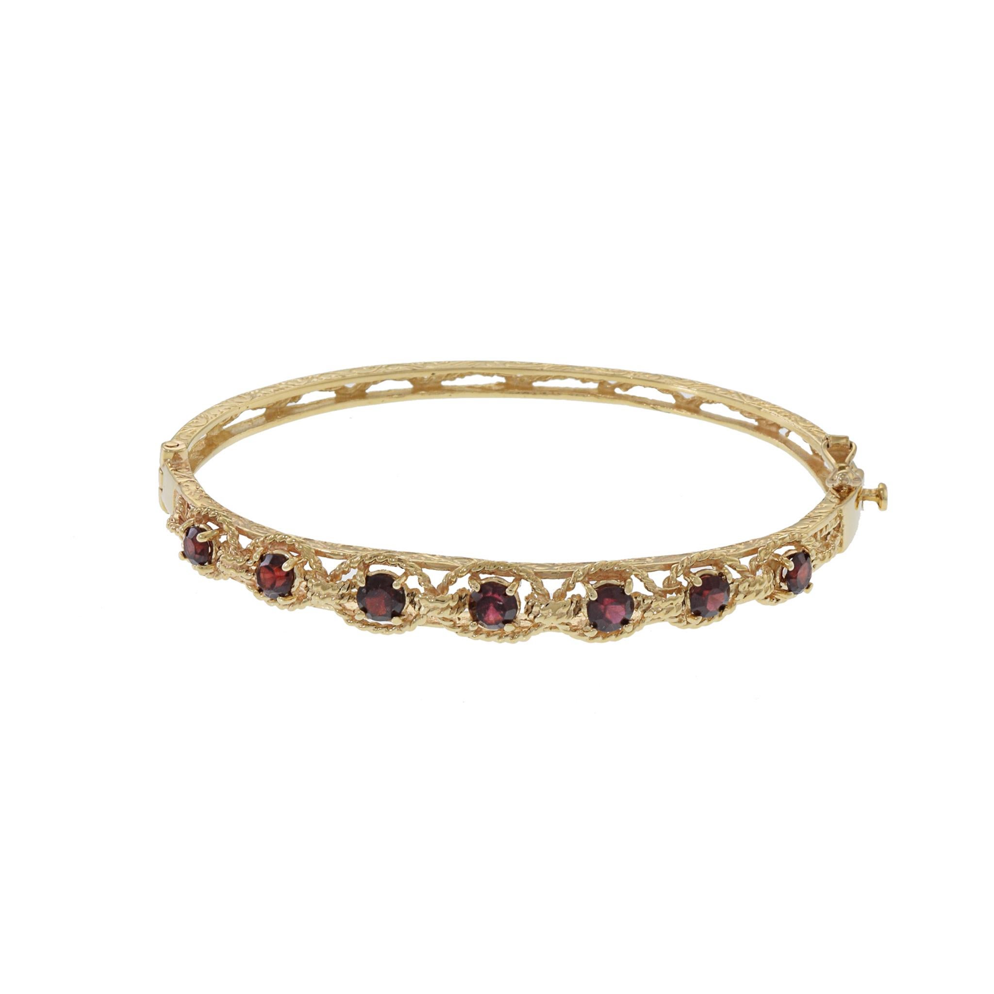 Ajoutez une touche de glamour classique à votre garde-robe avec ce bracelet rétro. Réalisée en luxueux or jaune 14KT et ornée de 2,00CT-TW de grenats ronds, cette pièce respire l'élégance. Le design filigrane complexe ajoute une couche