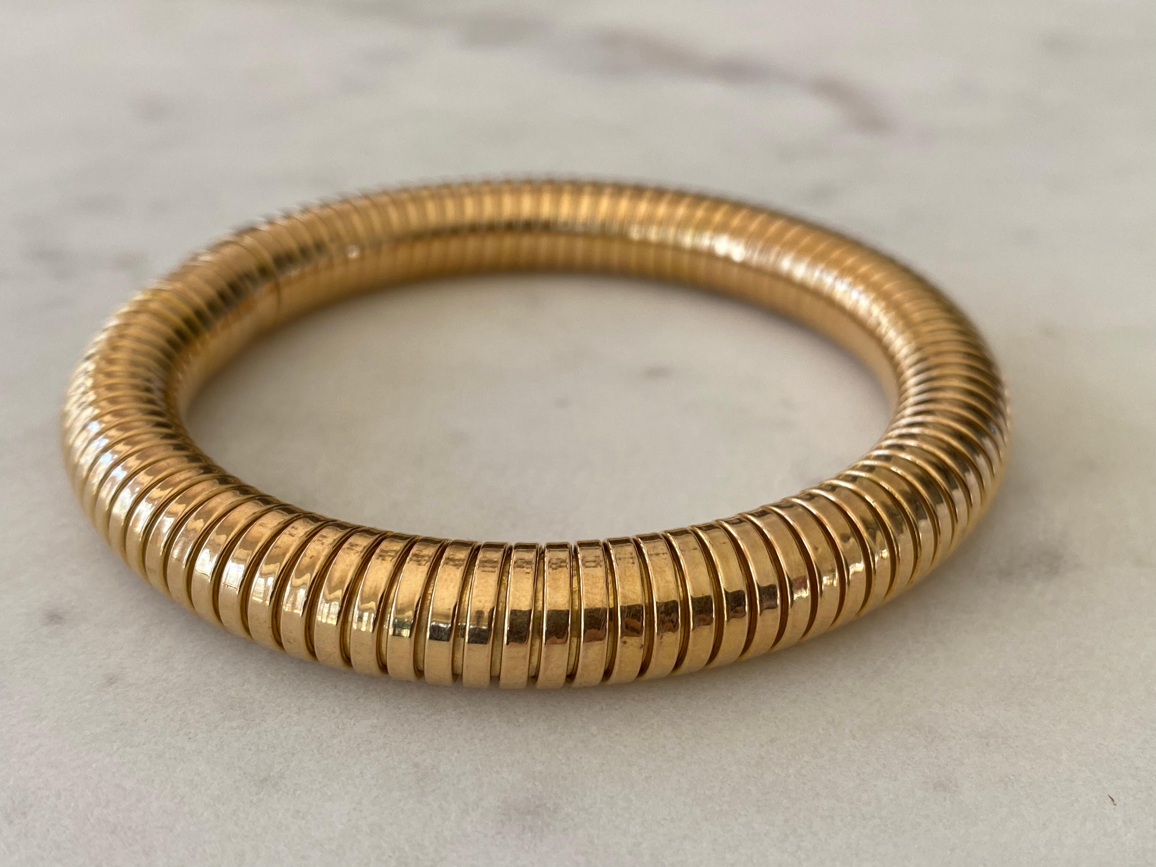 Datant des années 1940, cet élégant bracelet bangle extensible est fabriqué en or rose 18 carats dans le style classique des tuyaux de gaz de l'époque. Le bracelet mesure 7 pouces. 


