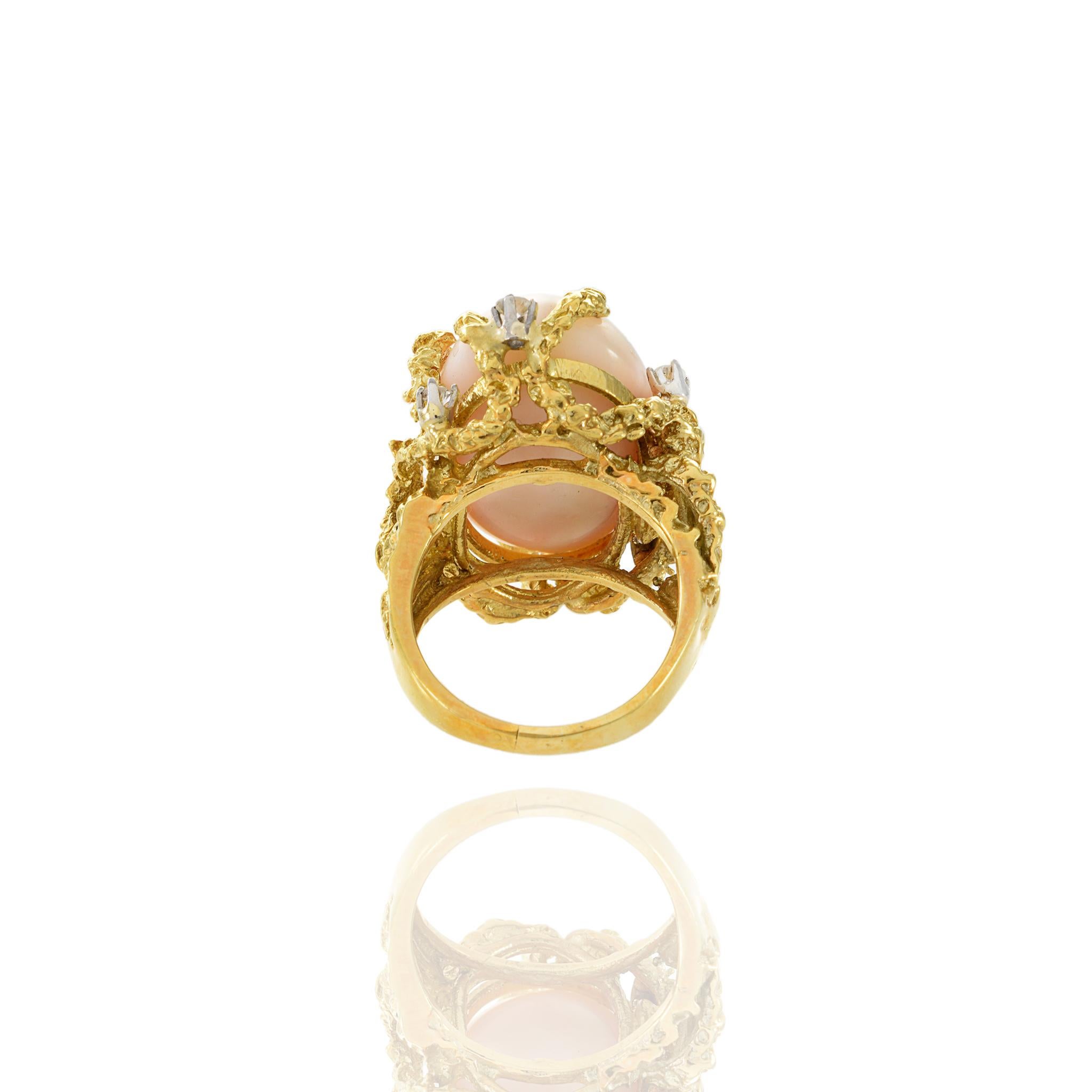 Anello in oro giallo 18KT con corallo e diamanti in vendita 4