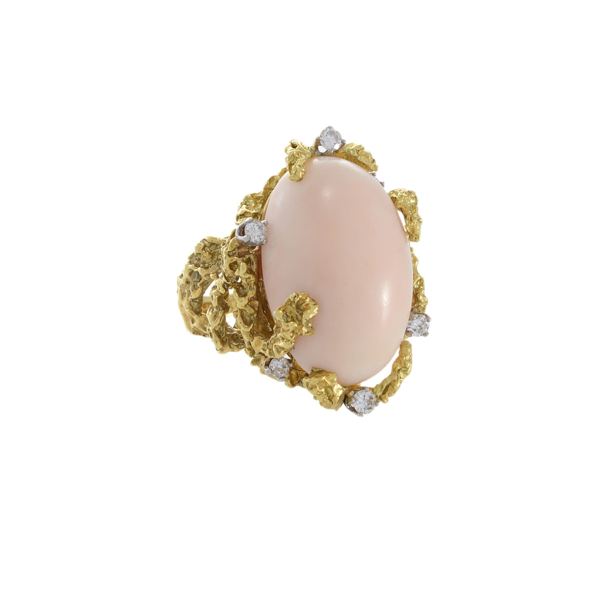 Ti presentiamo l'anello da cocktail in oro giallo 18KT Retro Era con corallo naturale e diamanti. Questo squisito anello presenta un corallo naturale a forma di pelle d'angelo con diamanti a taglio rotondo per un totale di 0,30 carati.

Realizzato