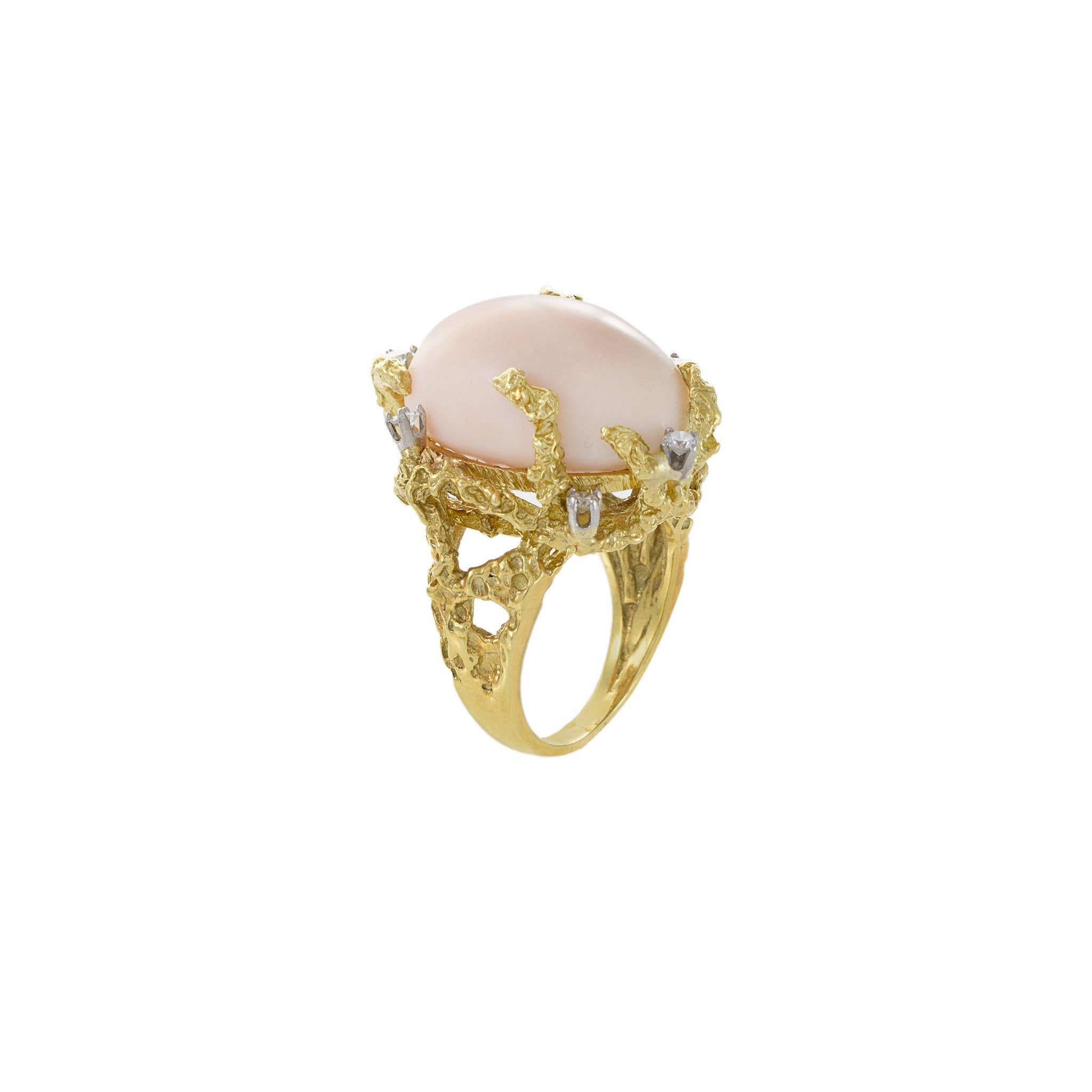Anello in oro giallo 18KT con corallo e diamanti in vendita 1