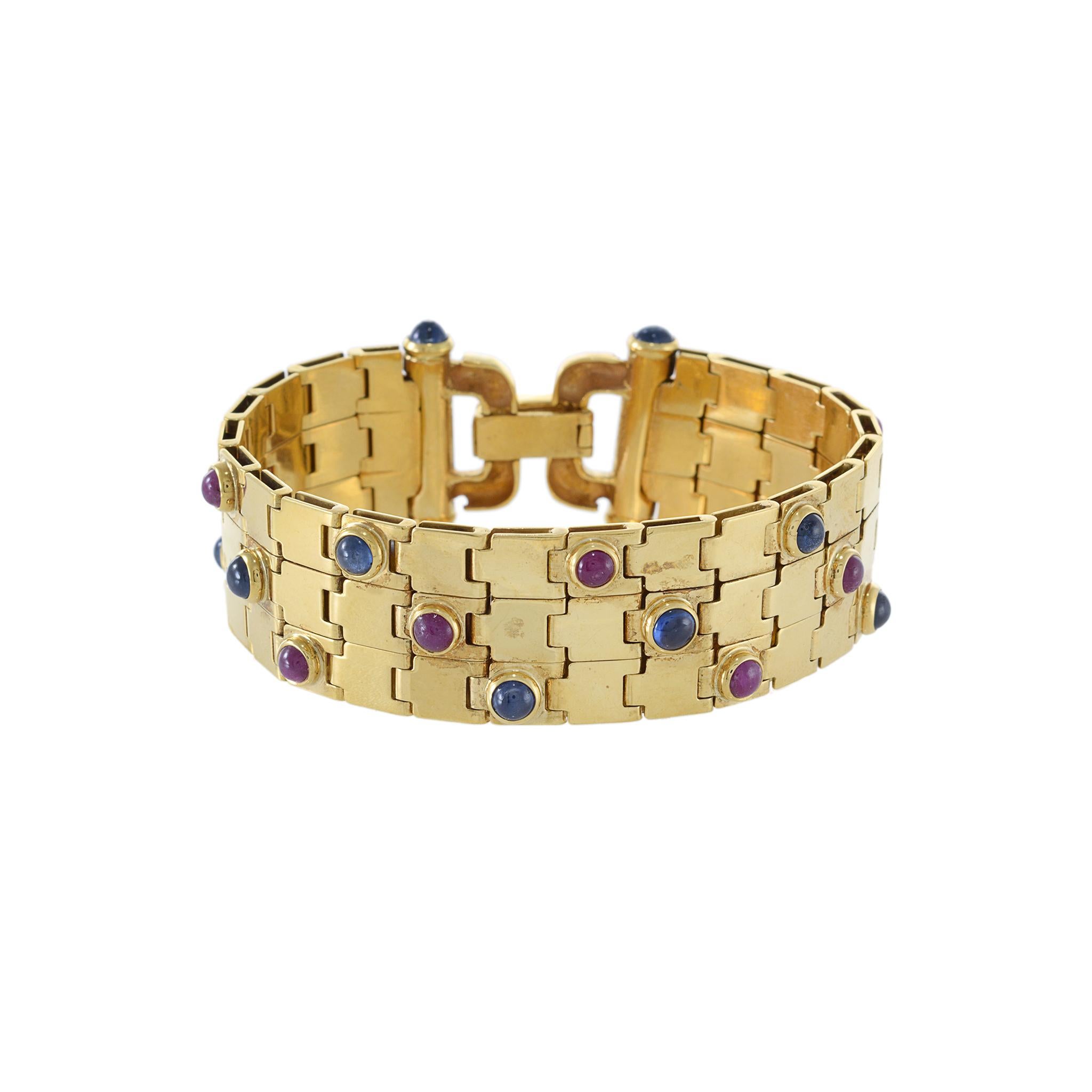 Questo bracciale vintage Retro Era in oro giallo 18KT con rubini cabochon e zaffiri blu è caratterizzato da uno splendido peso di 6,00CT-TW di rubini e zaffiri cabochon. Si tratta di una quantità significativa di gemme preziose, che rendono questo
