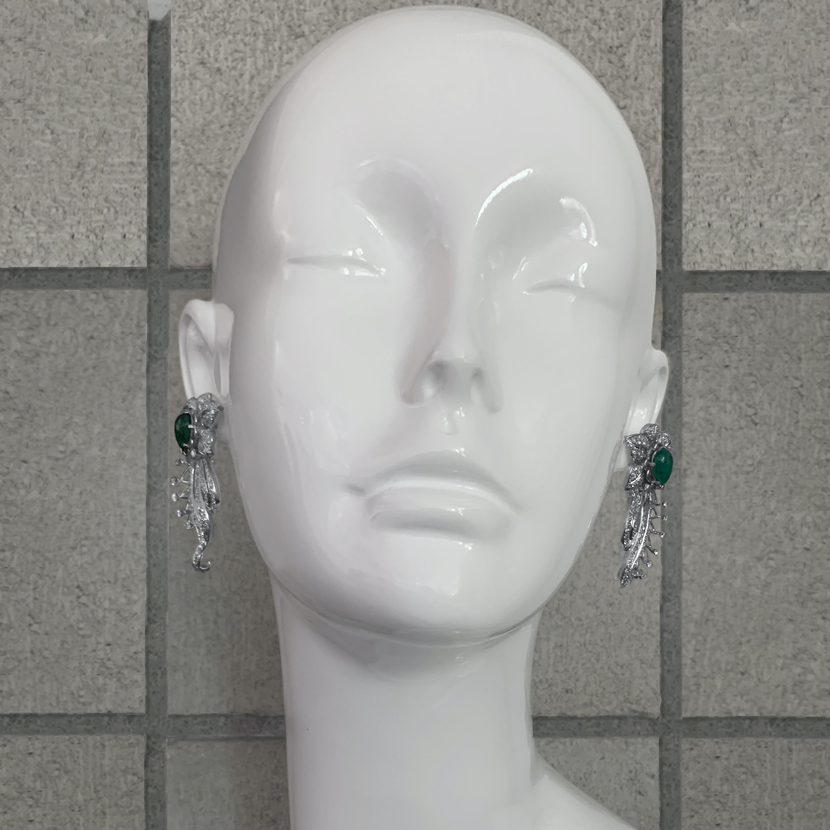 Retro Era 6 Carat Emerald and 2 Carat Diamond Flourish Post Earrings in Platinum For Sale 1