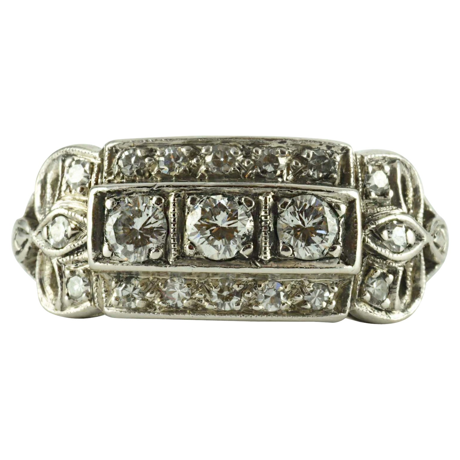 Bague en platine et diamants de l'époque rétro en vente