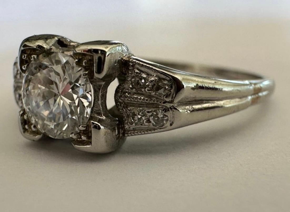 Dieses atemberaubende Band wurde in den 1940er Jahren aus 14 Karat Weißgold und Platin gefertigt und ist mit einem Mittelstein aus einem Diamanten im Old-European-Schliff mit einem Gewicht von ca. 0,51 Karat und einer Reinheit von EF (Farbe VS2)