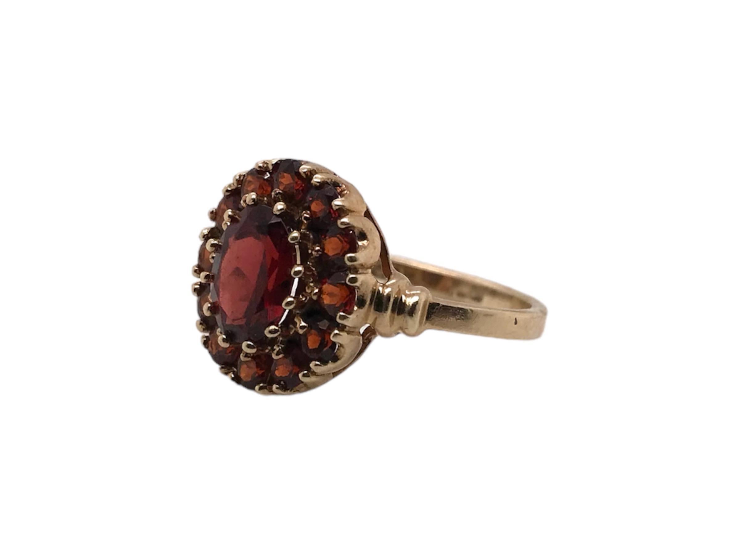Retro Era Garnet Cocktail Ring 10K Yellow Gold In Excellent Condition For Sale In Montgomery, AL