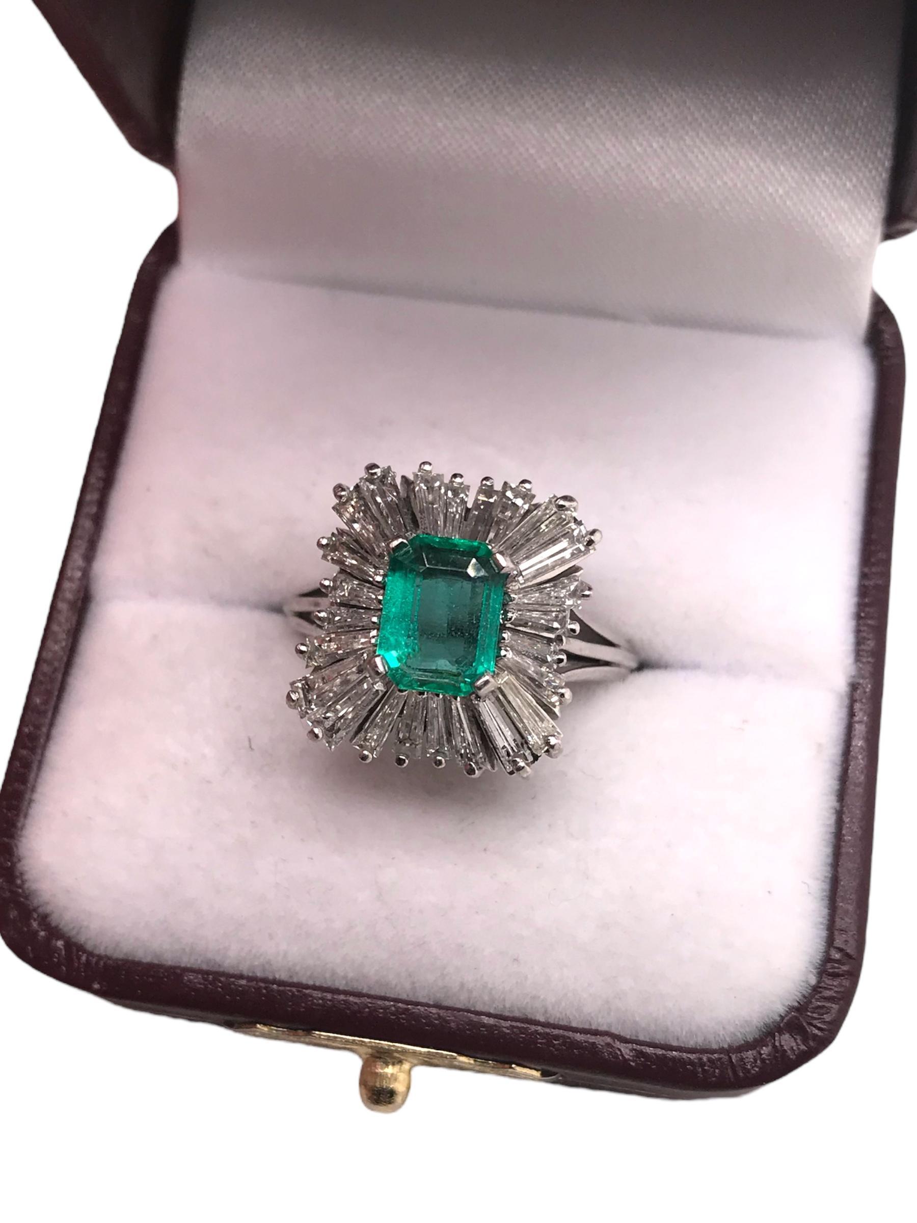 Retro Era Platinum Ballerina Style Colombian Emerald & Diamond Cocktail Ring For Sale 2