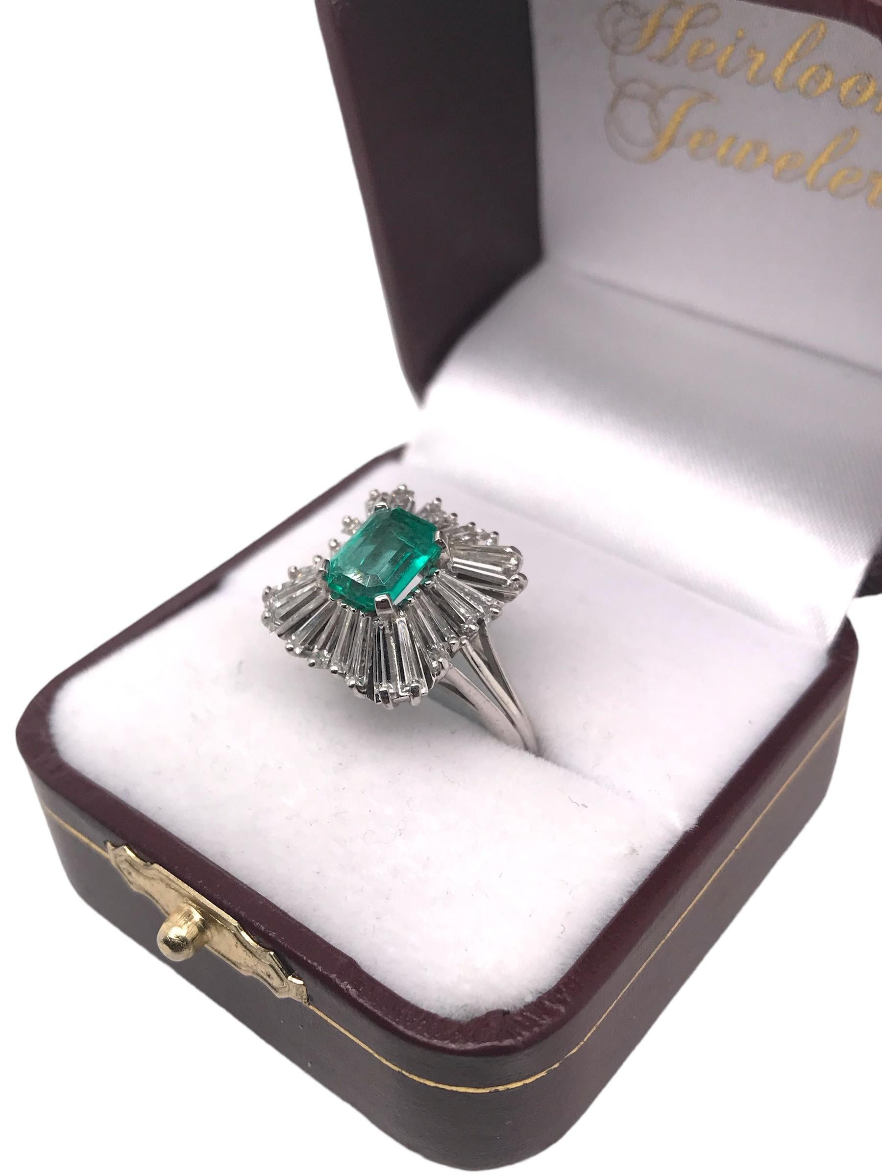 Retro Era Platinum Ballerina Style Colombian Emerald & Diamond Cocktail Ring For Sale 3