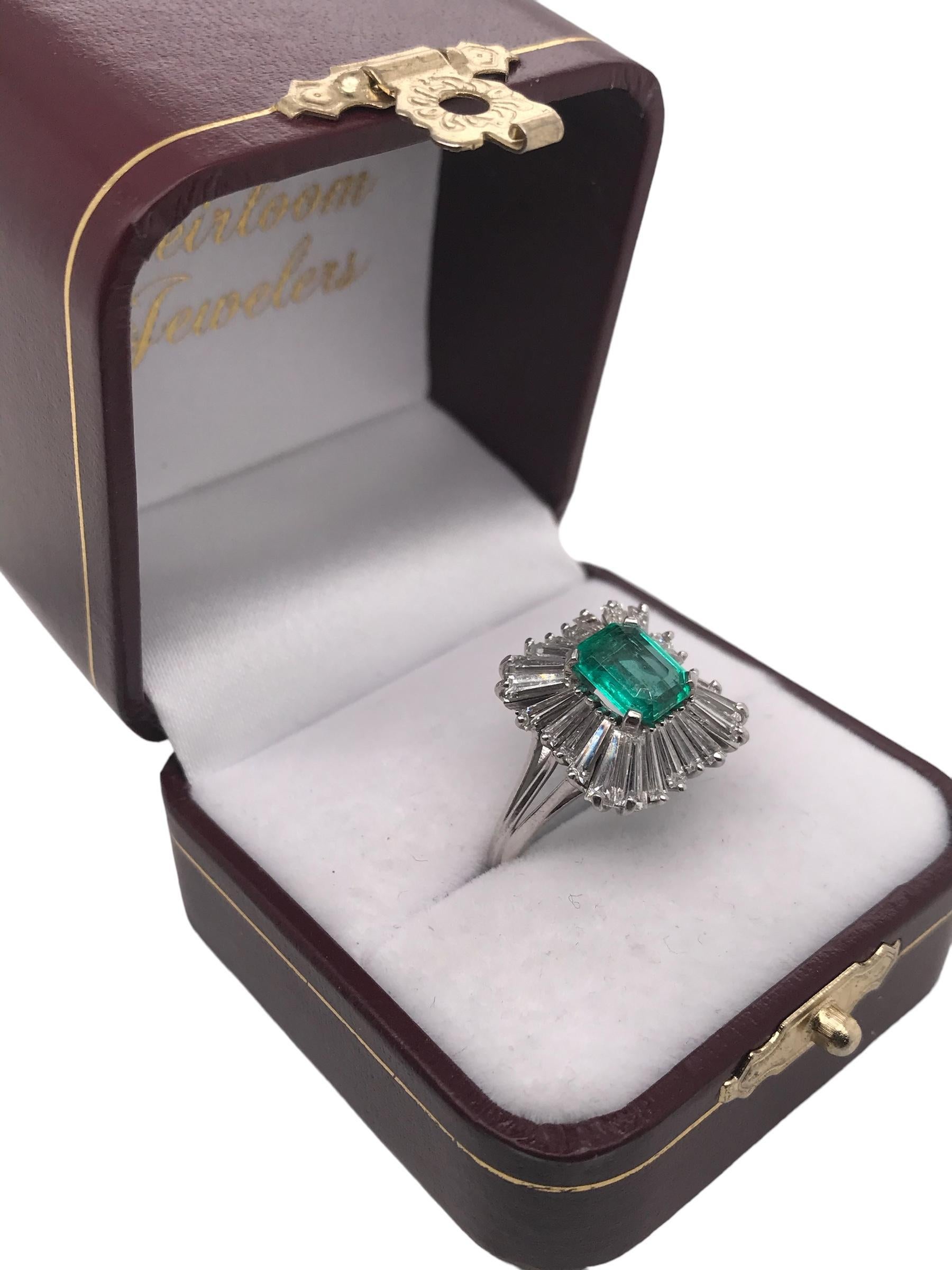 Retro Era Platinum Ballerina Style Colombian Emerald & Diamond Cocktail Ring For Sale 4