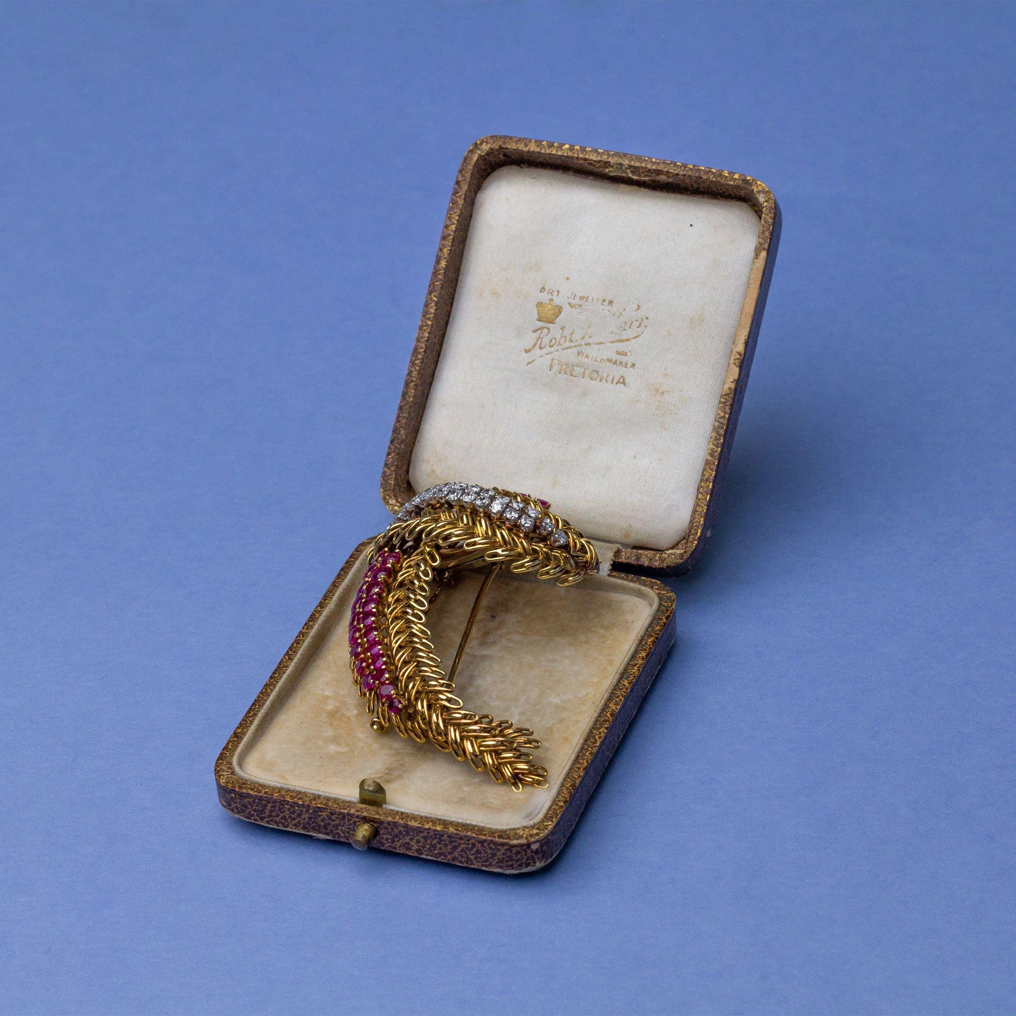 Broche Spray de Rubíes y Diamantes de la Época Retro en Oro de 18 Kilates en Excelente estado para la venta en Brisbane City, QLD