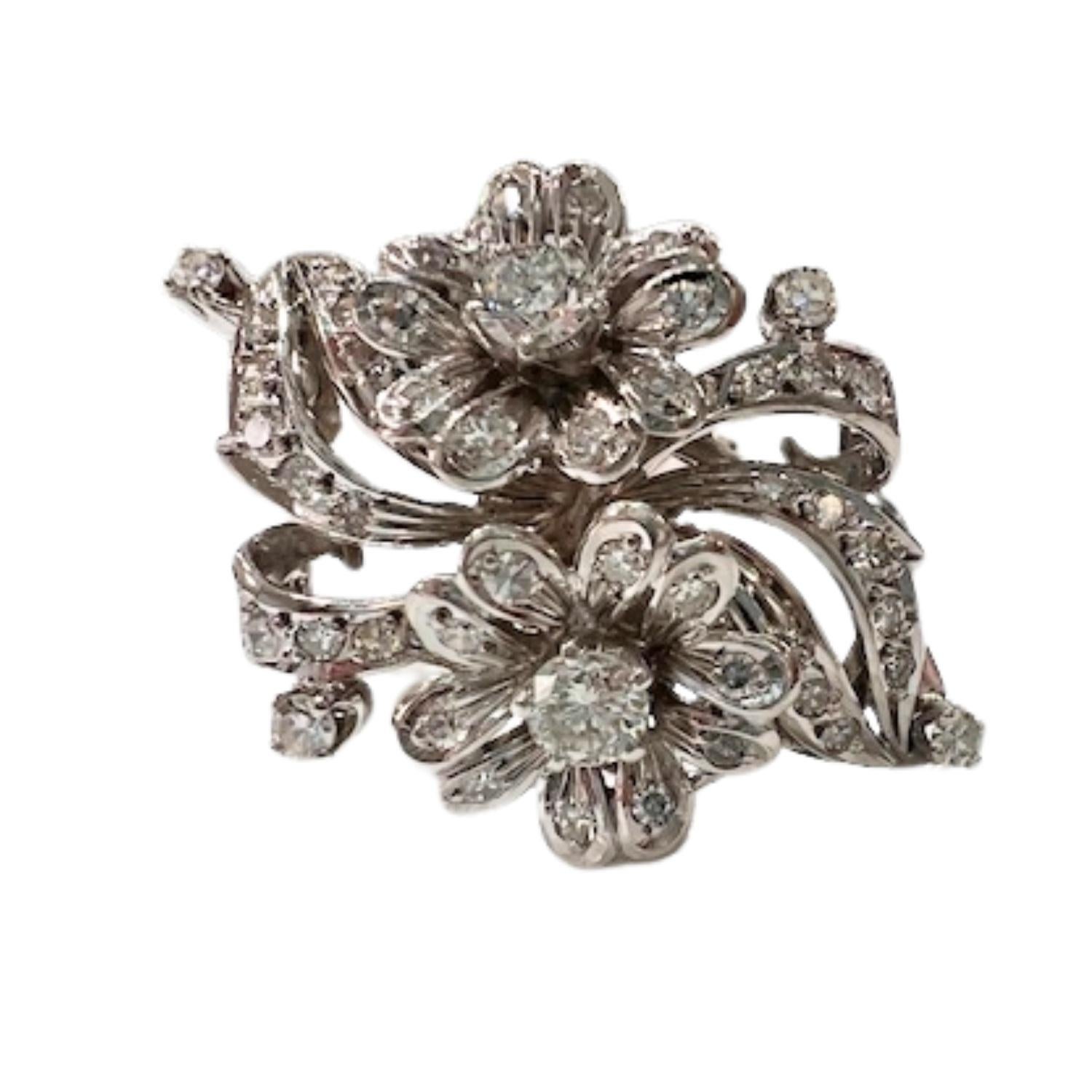 Bague de style rétro de l'époque 1940-1945, réalisée en or 18k et sertie de diamants brillants et taille unique.

Détails techniques :

Poids total : 13,53 g
MATERIAL : Or 18k
Pierres précieuses : Diamants brillants et taille unique - Poids total en
