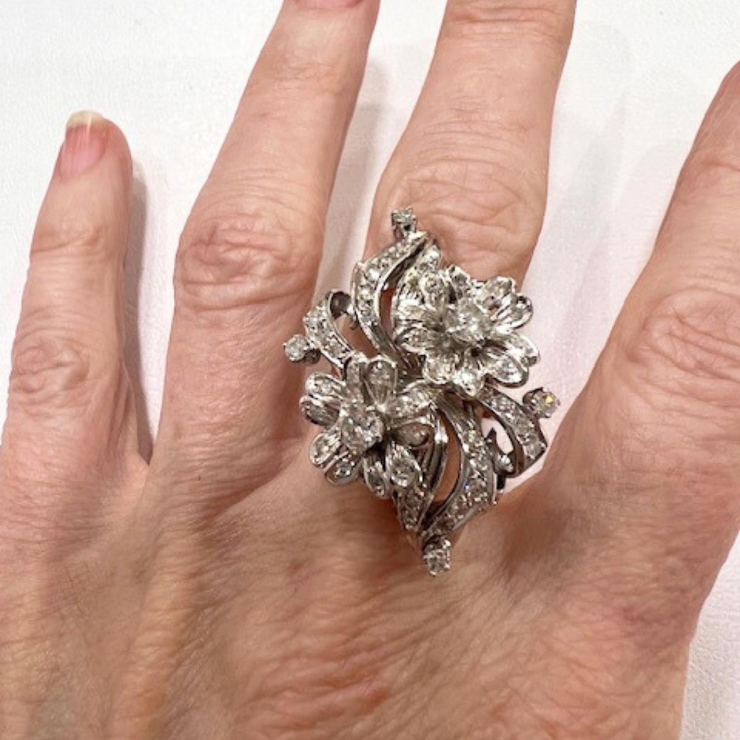 Taille brillant Style rétro de l'époque 1940-1945  Bague en or à la mode avec 0,80 ct de diamants en vente