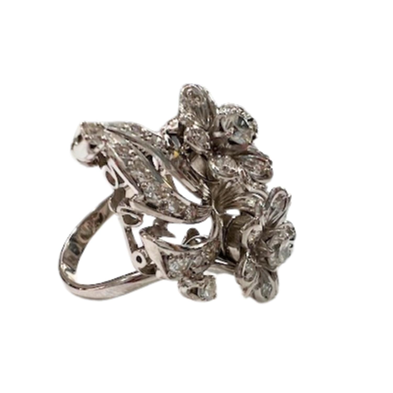 Style rétro de l'époque 1940-1945  Bague en or à la mode avec 0,80 ct de diamants Bon état - En vente à MADRID, ES
