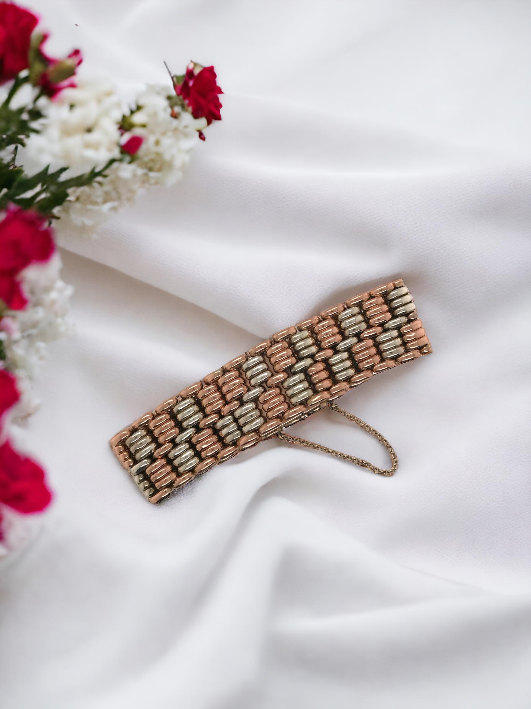 Wir lieben die schlichte Einzigartigkeit dieses Armbands!

Armbänder Beschreibung
MATERIAL: 9K Rose & Grün Gold
Designer: Bentley & Skinner
Herkunft: Birmingham, England 
Alter: 1951 - 1952, gestempelt
Breite: 21 mm
Gewicht: 54.3 Gramm
Länge: 7 Zoll