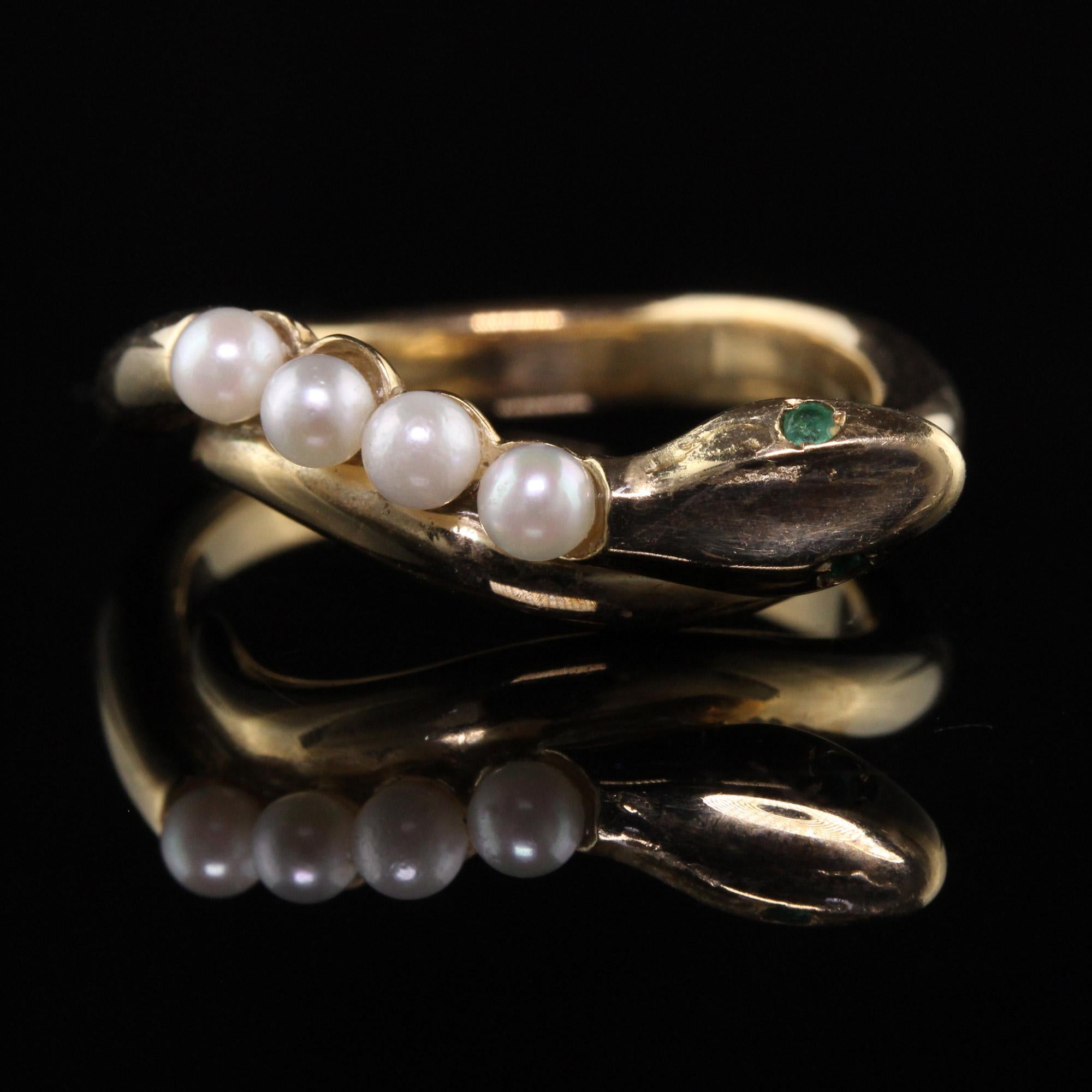 Taille ronde Bague rétro de succession en or jaune 14 carats avec perle et serpent en émeraude en vente