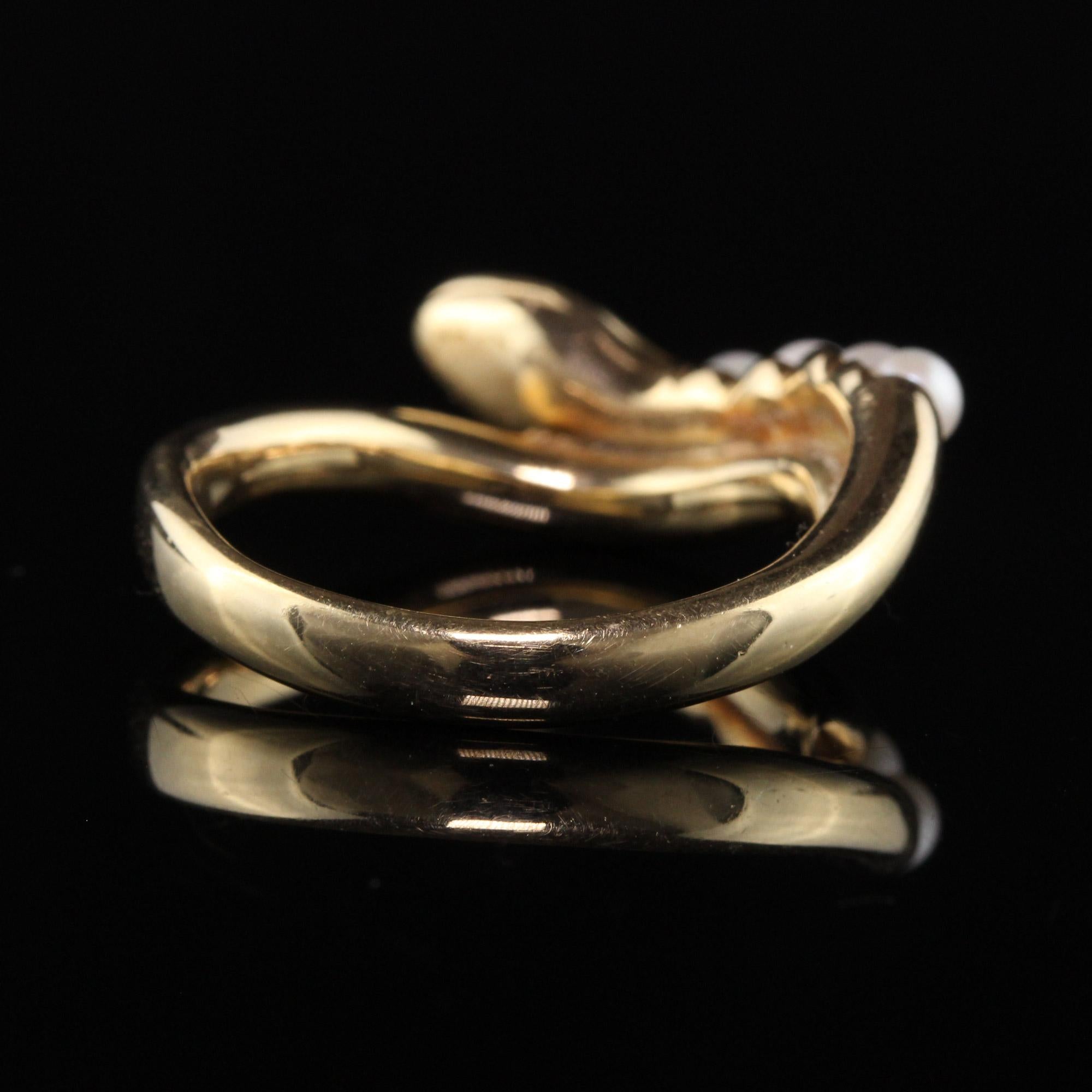 Bague rétro de succession en or jaune 14 carats avec perle et serpent en émeraude Bon état - En vente à Great Neck, NY