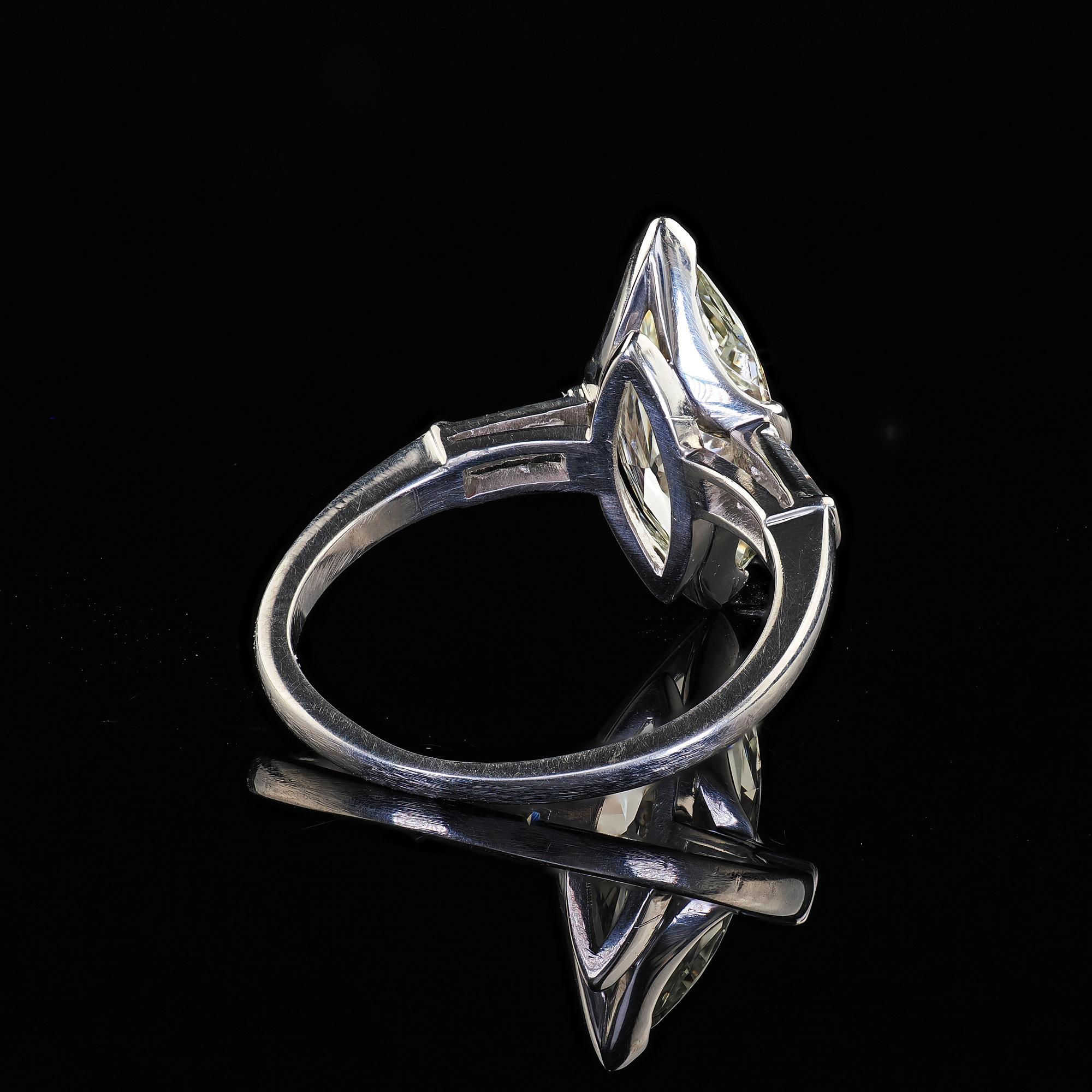 Anello di fidanzamento smerlato con diamante marquise taglio vecchio in platino Retro Estate - GIA in vendita 4