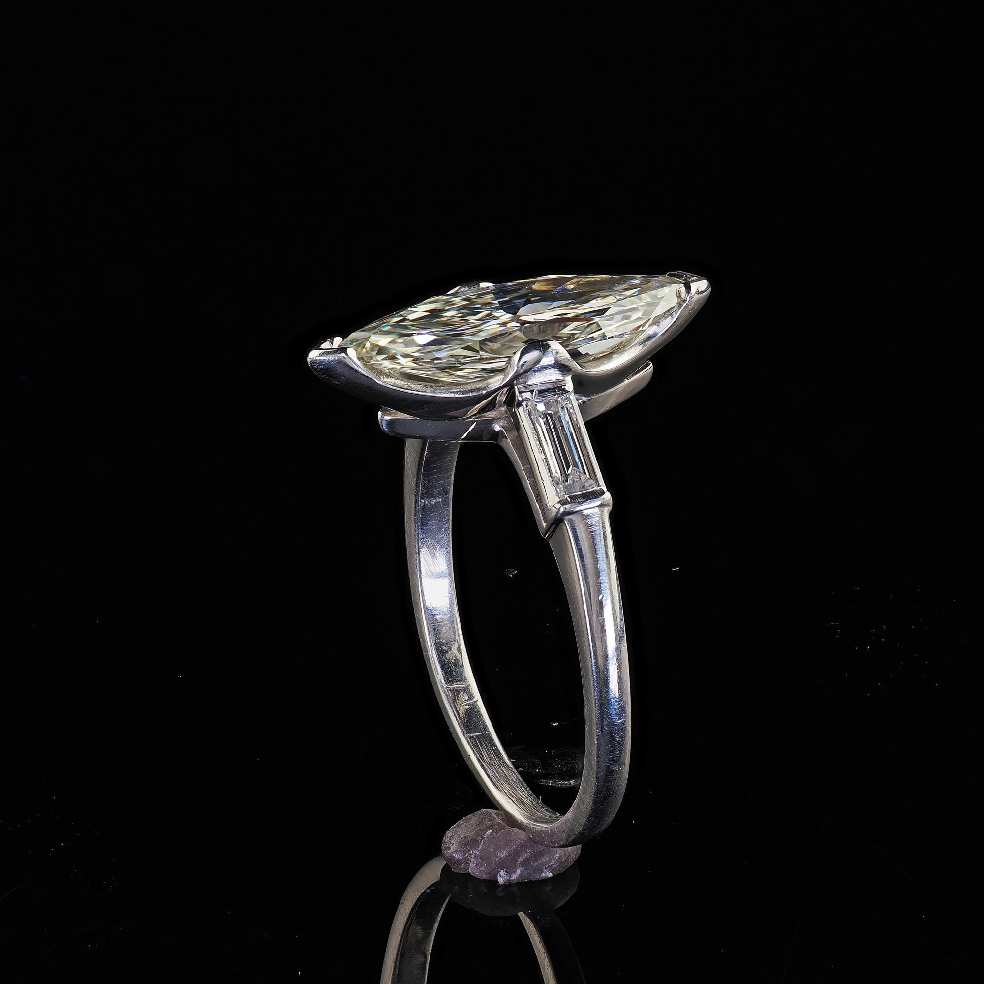 Anello di fidanzamento smerlato con diamante marquise taglio vecchio in platino Retro Estate - GIA in vendita 5