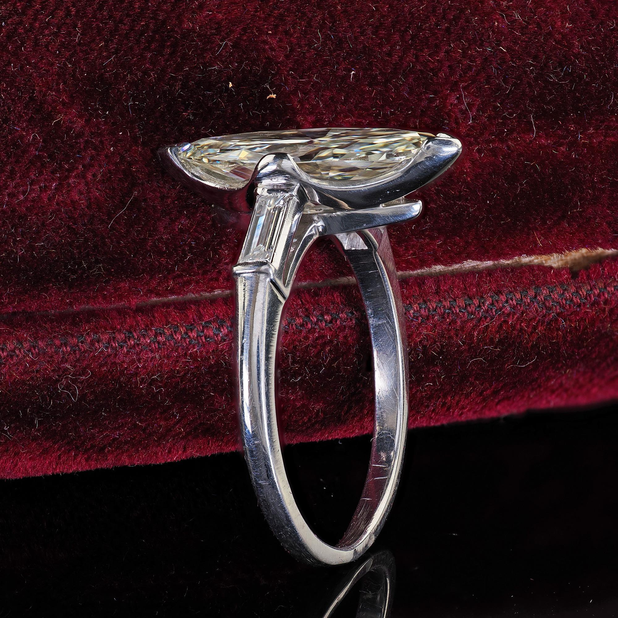 Rétro Anello di fidanzamento smerlato con diamante marquise taglio vecchio in platino Retro Estate - GIA in vendita