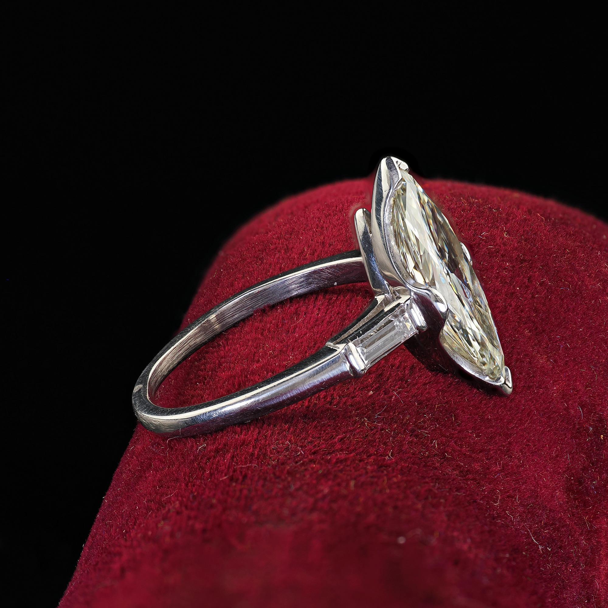 Taglio marquise Anello di fidanzamento smerlato con diamante marquise taglio vecchio in platino Retro Estate - GIA in vendita
