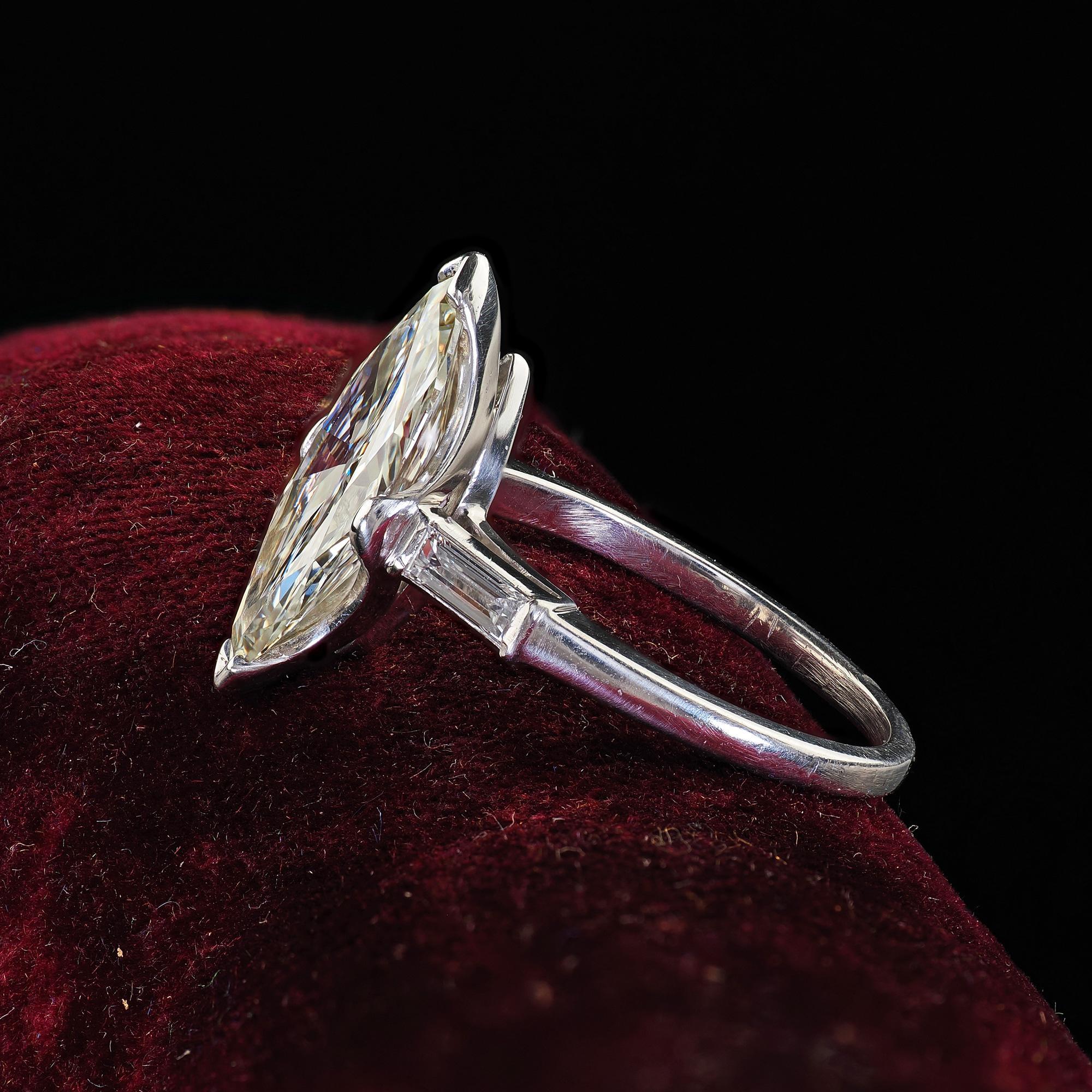 Anello di fidanzamento smerlato con diamante marquise taglio vecchio in platino Retro Estate - GIA In condizioni buone in vendita a Great Neck, NY