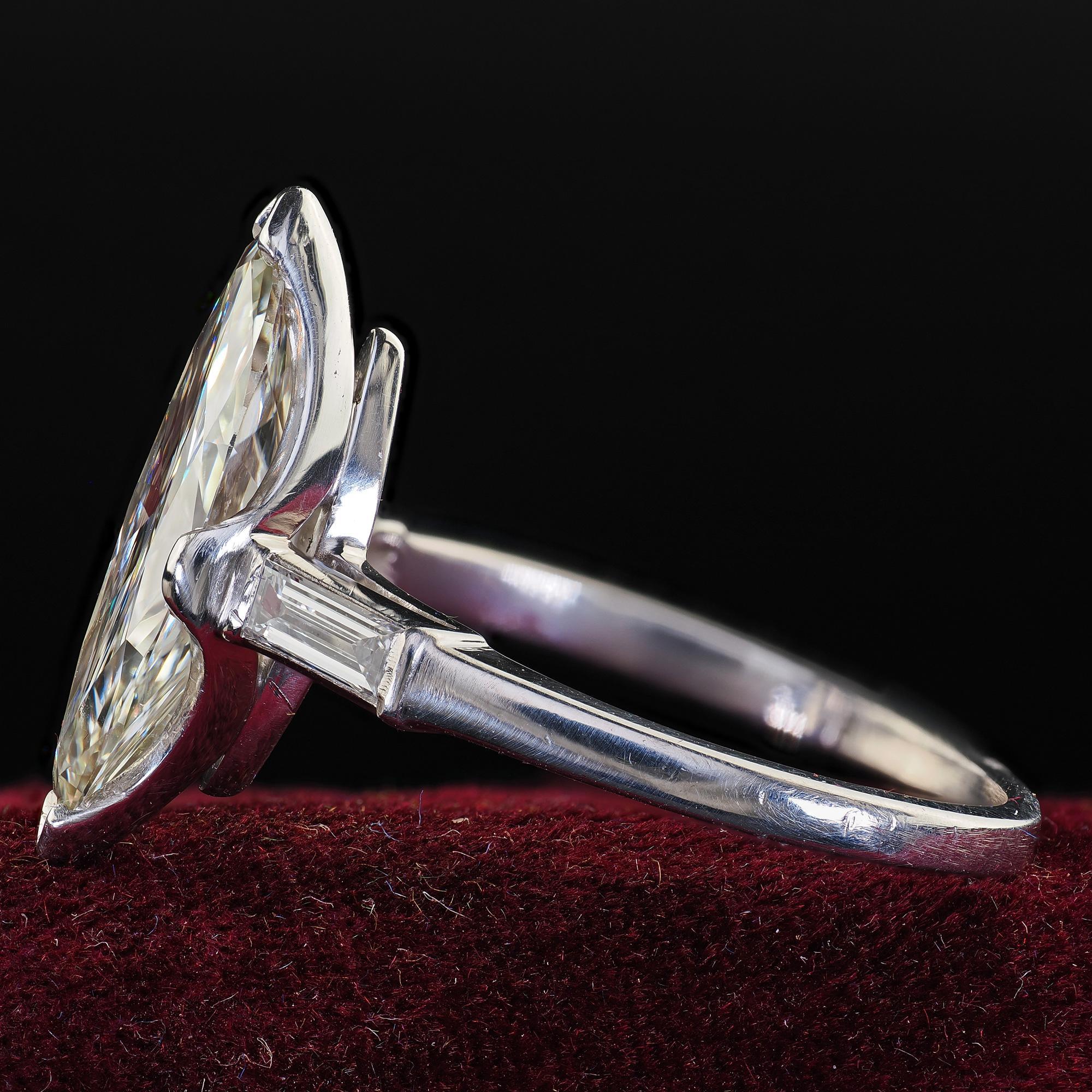 Anello di fidanzamento smerlato con diamante marquise taglio vecchio in platino Retro Estate - GIA in vendita 1