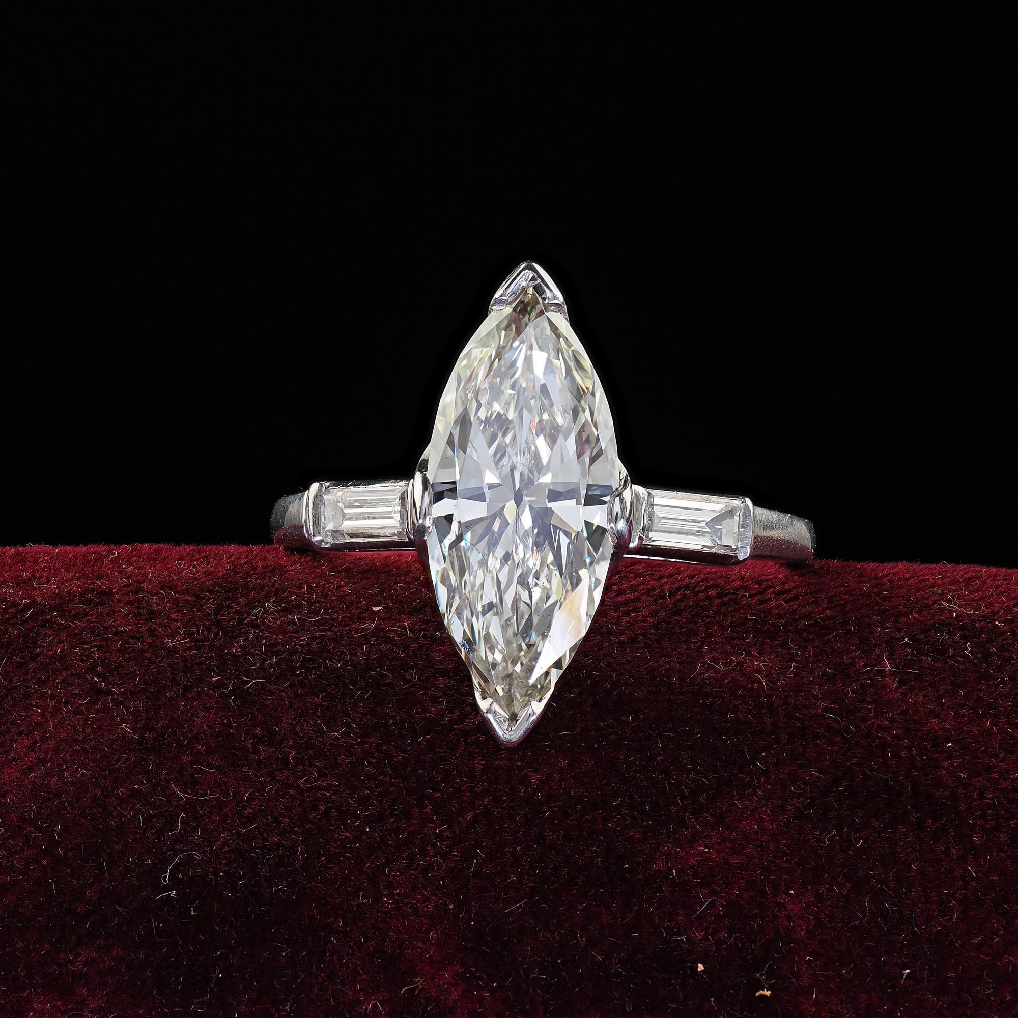 Anello di fidanzamento smerlato con diamante marquise taglio vecchio in platino Retro Estate - GIA in vendita 2