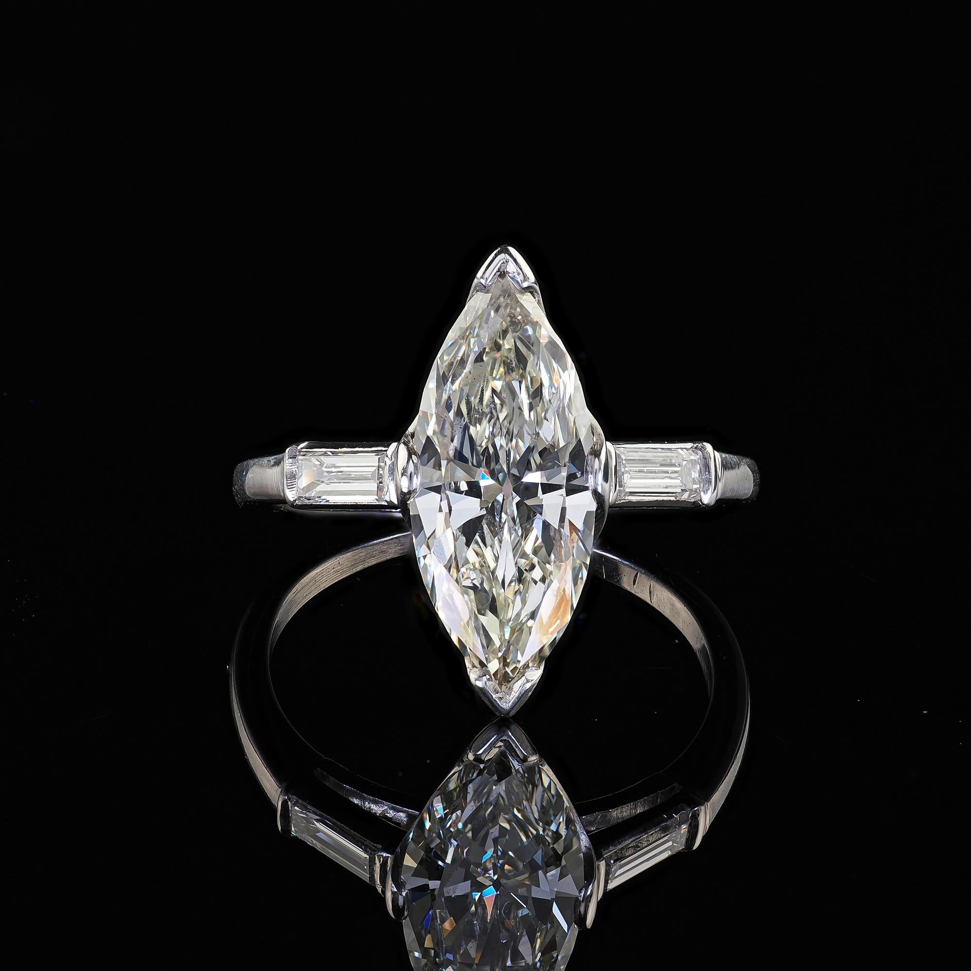 Anello di fidanzamento smerlato con diamante marquise taglio vecchio in platino Retro Estate - GIA in vendita 3