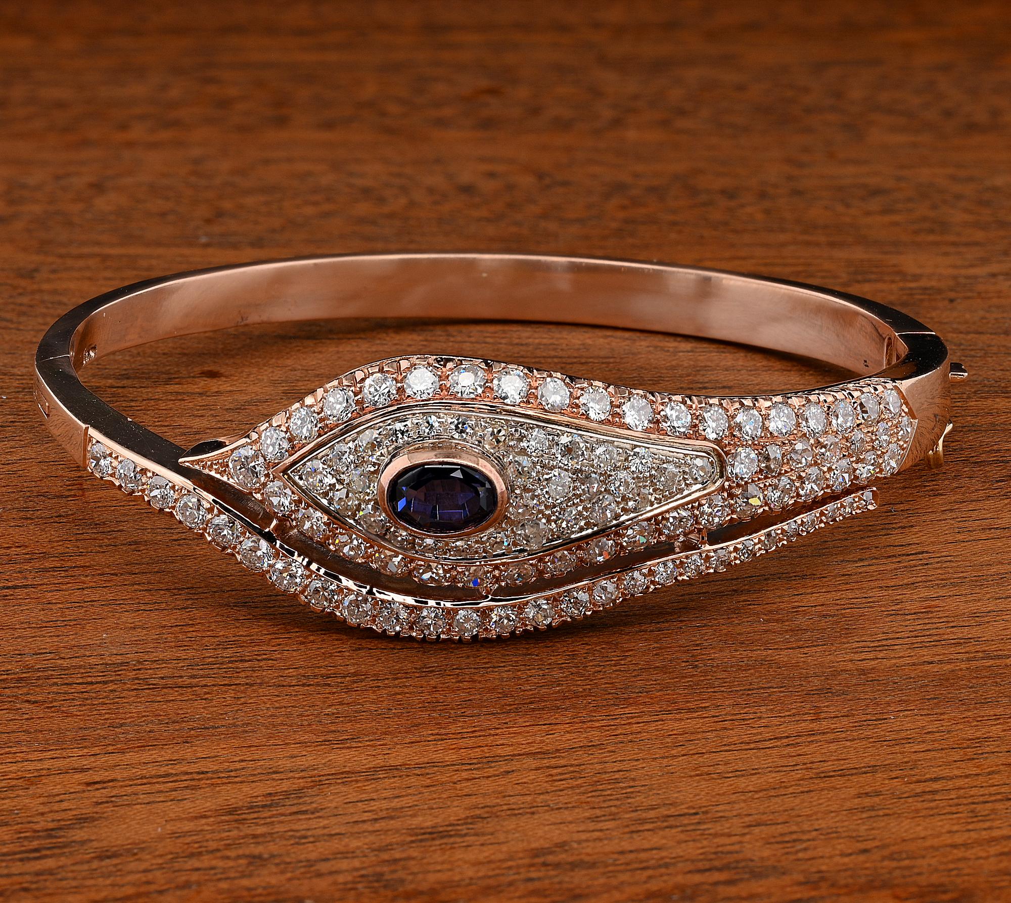 This outstanding 1940 circa old bangle has been skilfully hand crafted of solid 9 Kt gold with little portions of silver
Designed to face up with an astonishing Evil Eye made up by an intense blue Verneuil Sapphire of 1.10 Ct estimate – surrounded
