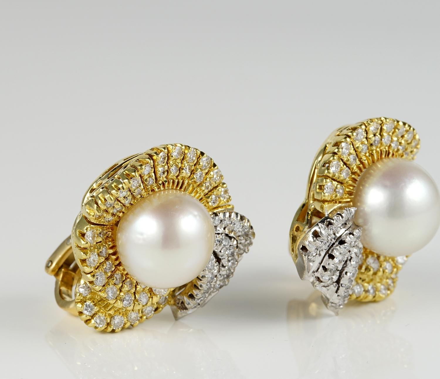 Retro Fabelhafte Südseeperlen-Diamant-Ohrringe 18 KT mit Schleife (Brillantschliff) im Angebot