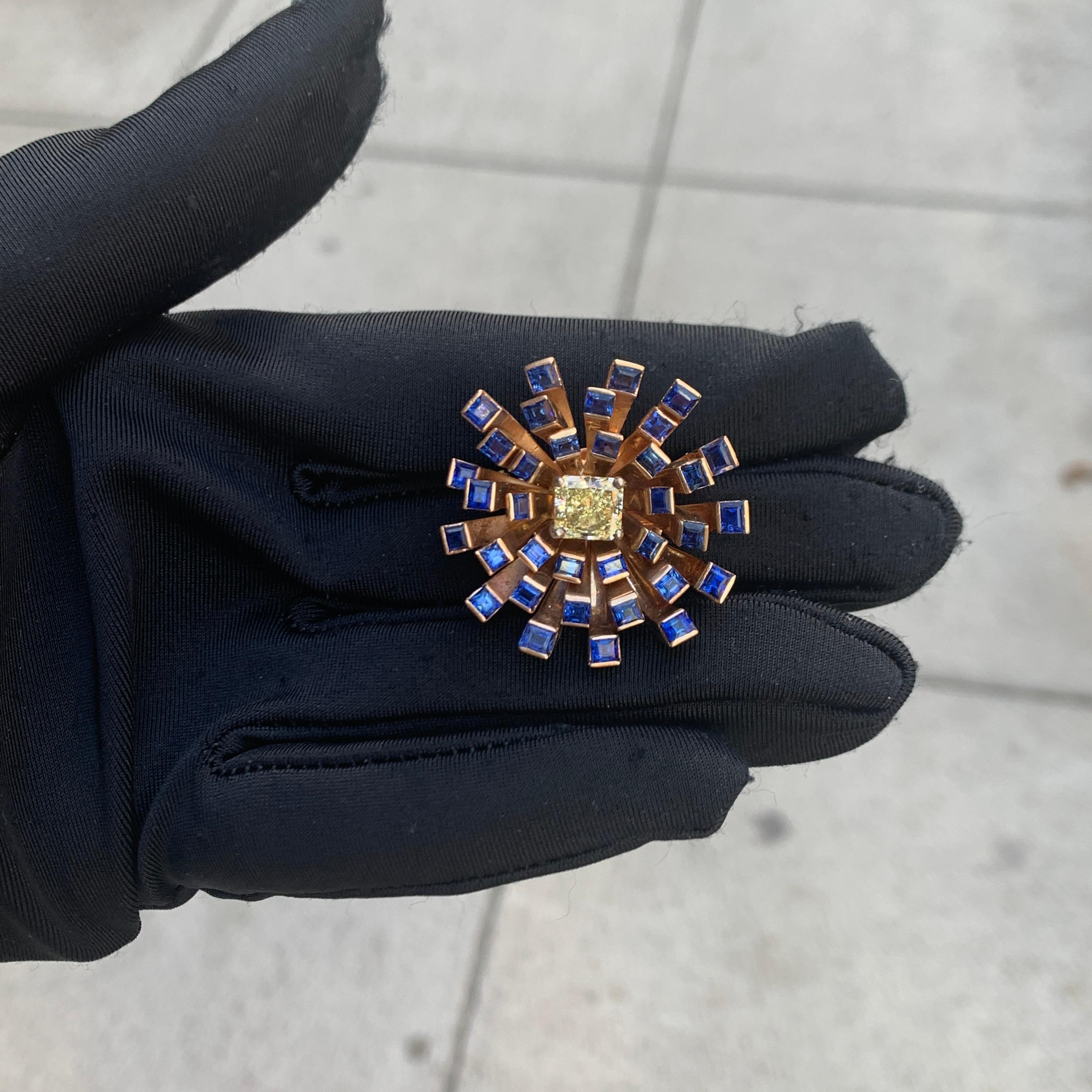 Taille radiant Broche rétro fantaisie fleur en diamant jaune et saphir en vente