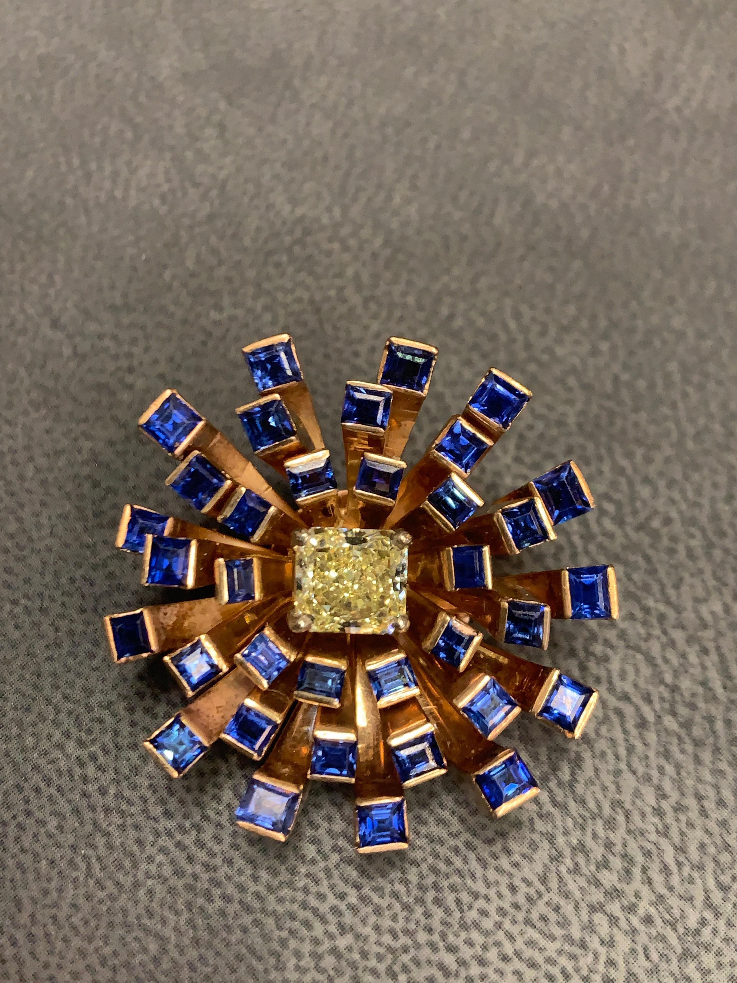 Broche rétro fantaisie fleur en diamant jaune et saphir Excellent état - En vente à New York, NY
