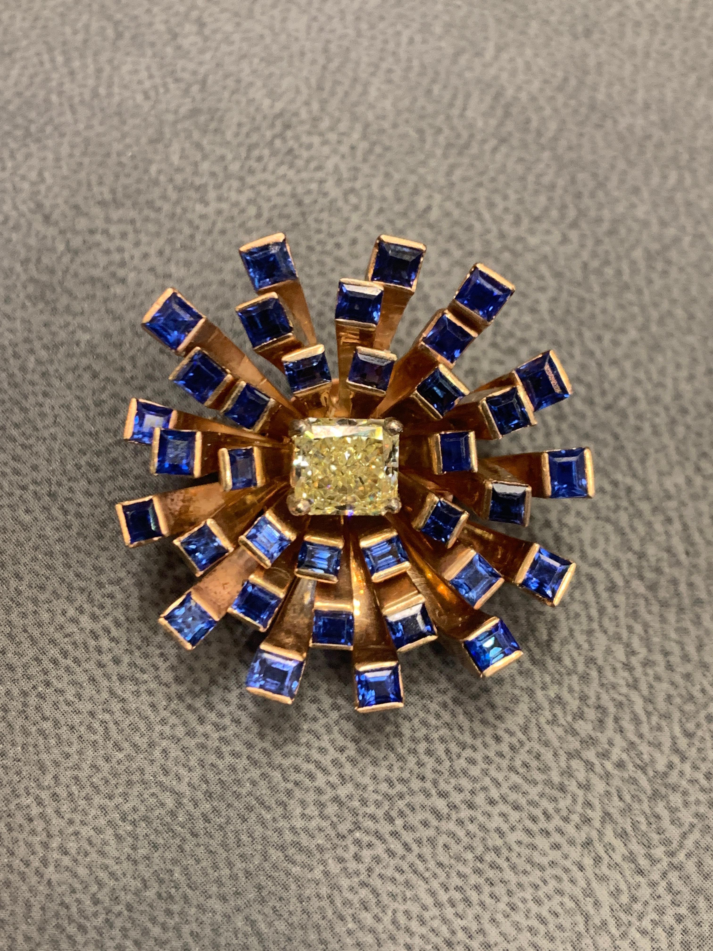 Broche rétro fantaisie fleur en diamant jaune et saphir Unisexe en vente