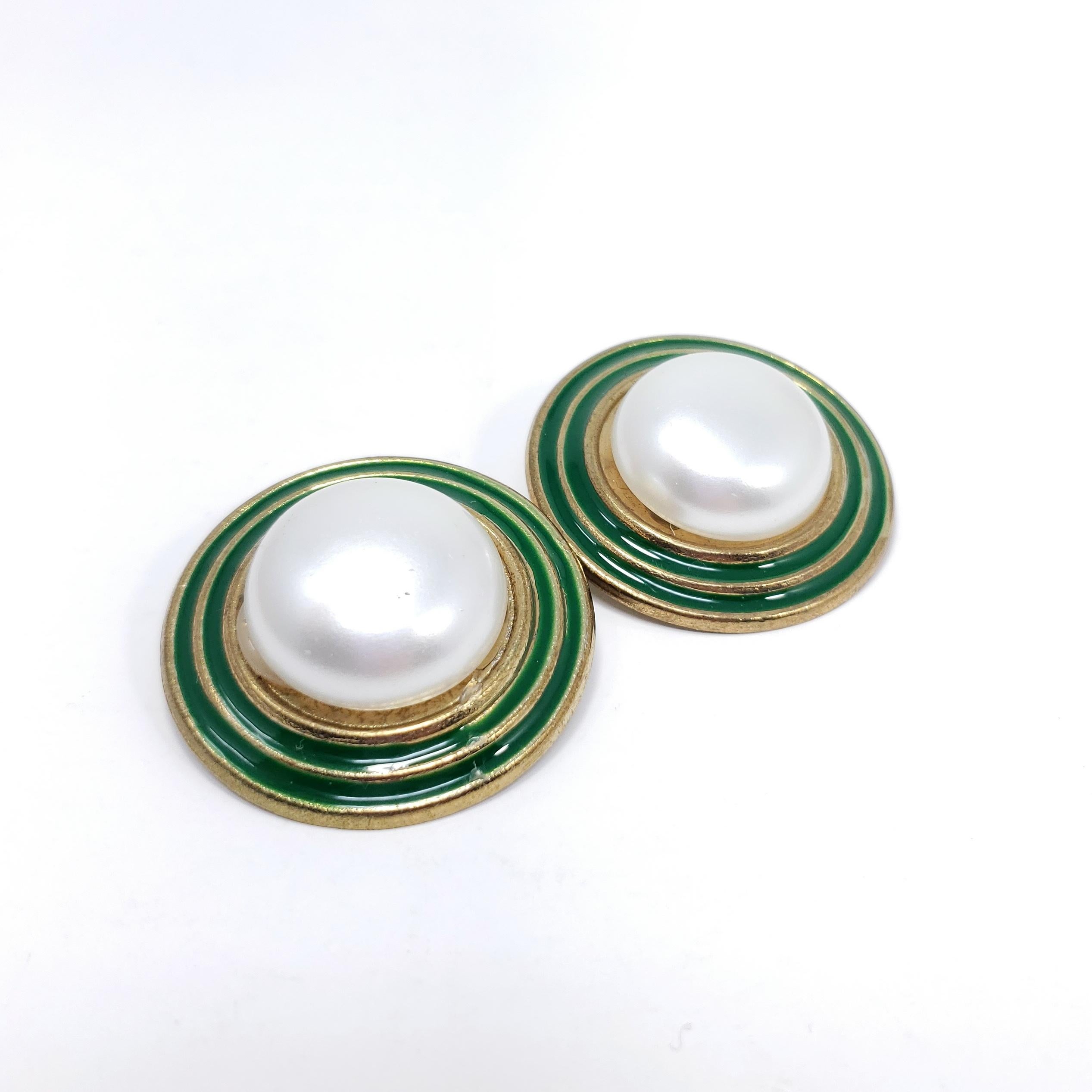 Big and bold, a pair of chunky retro clip on earrings. A delightful retro accessory!

Green enamel and faux pearl center cabochon.

Late 1900s.