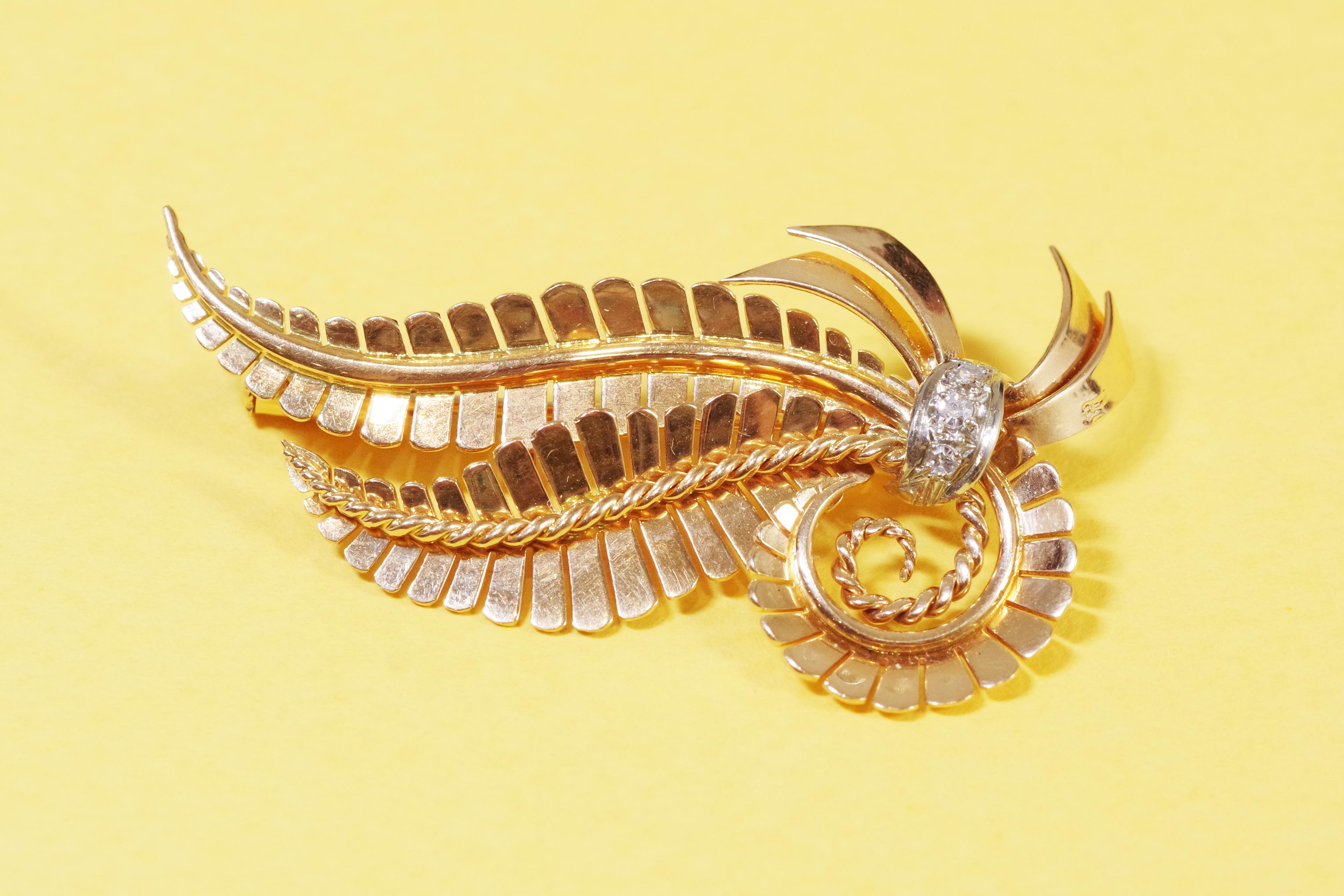 Brilliant Cut Retro Fern Diamond Brooch in 18k gold and platinum For Sale