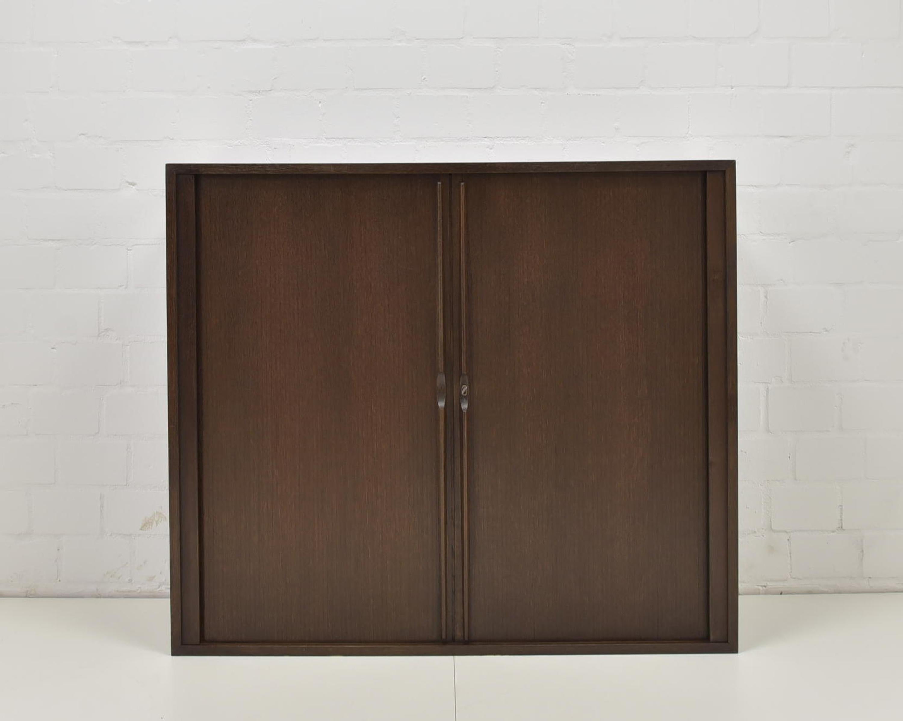 Filing cabinet restored around 1960 office cabinet sliding doors sideboard

Features:
Oak veneer
Model with two sliding doors and three shelves
Height-adjustable shelves
Smooth sliding mechanism
Beautifully shaped handles
Timeless,