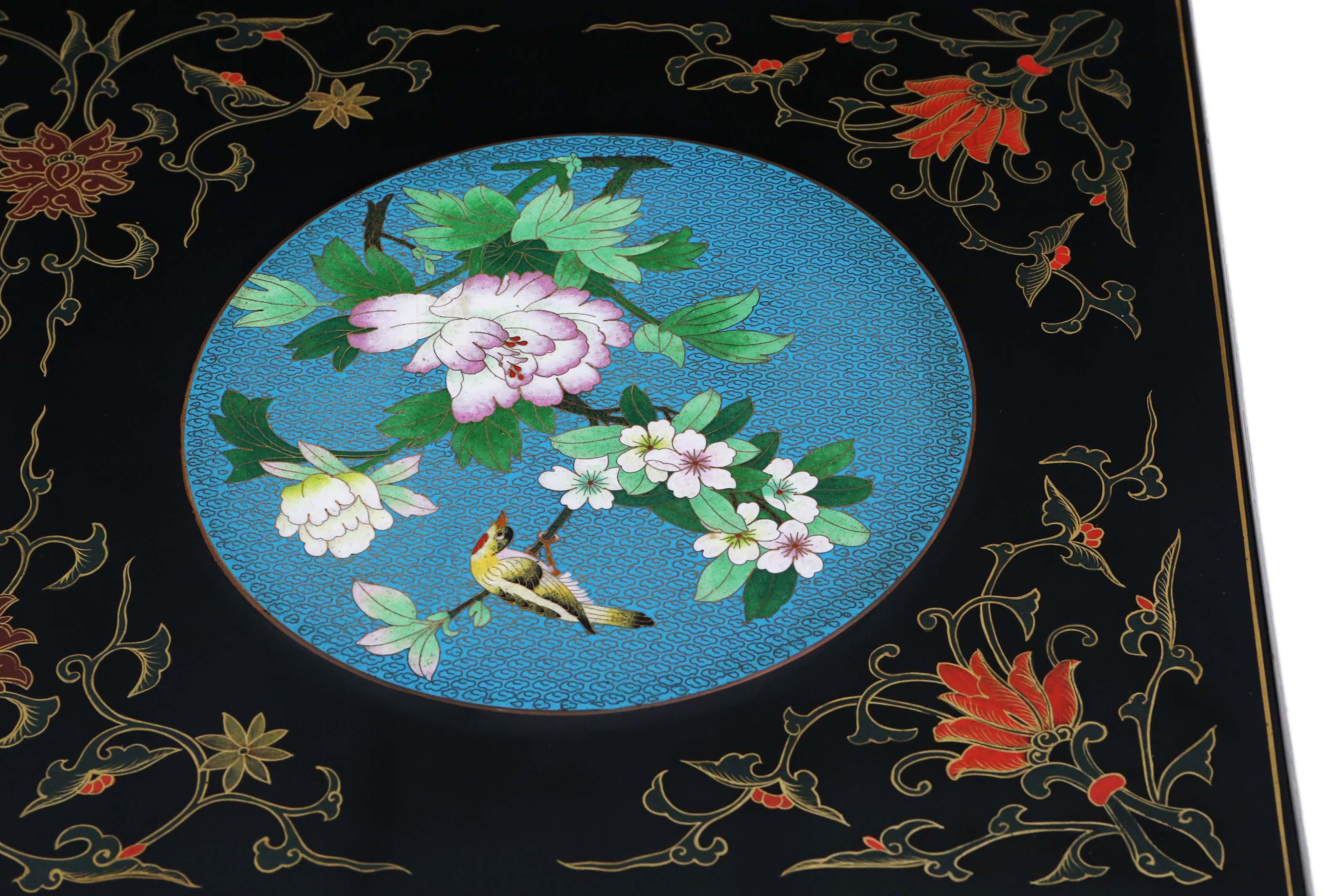 20ième siècle Table basse rétro en laque noire décorée de chinoiseries de haute qualité et de style chinois en vente