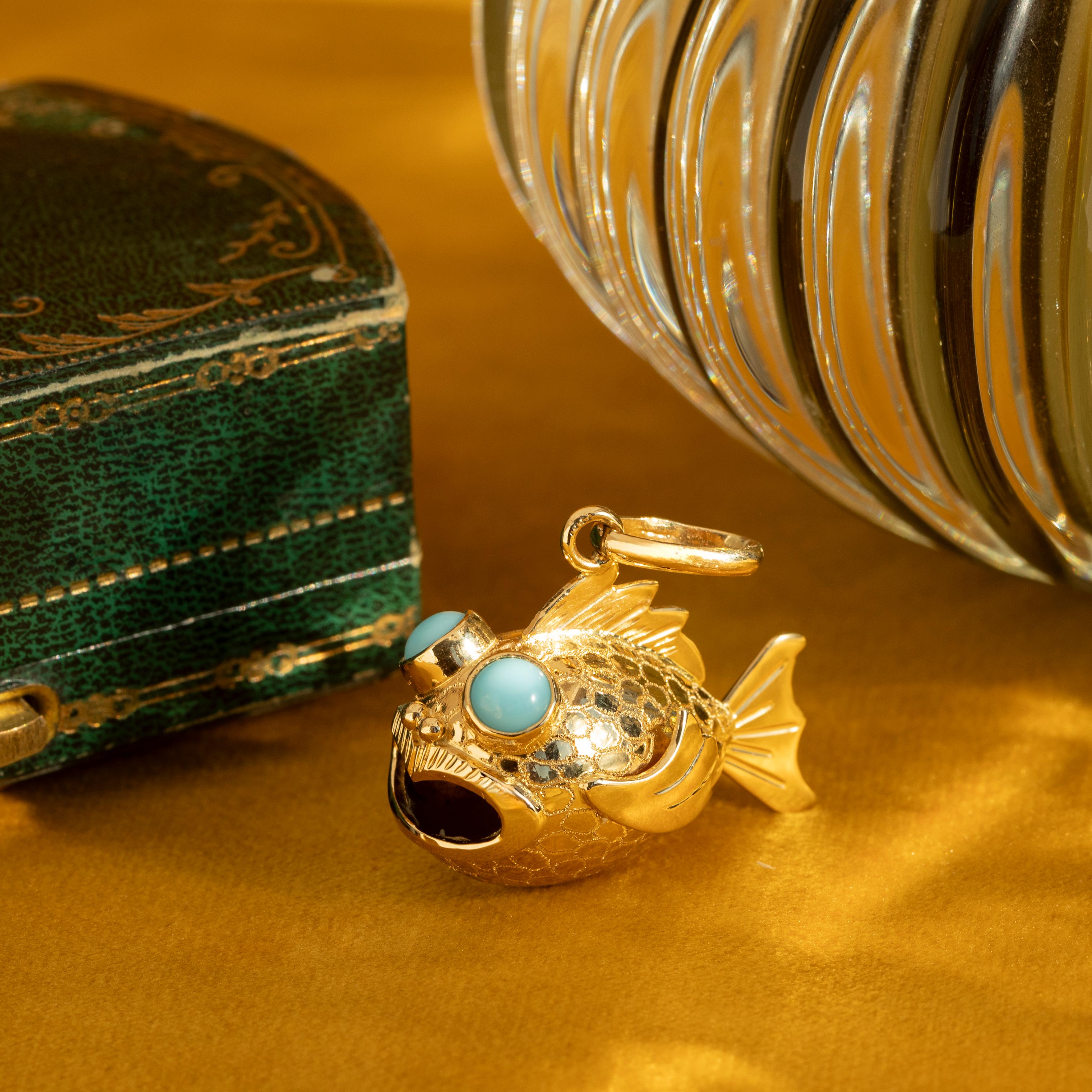 Retro Fish Charm, skurriler Anhänger aus der Mitte des Jahrhunderts, 14K Gelbgold im Zustand „Gut“ im Angebot in AMSTERDAM, NL