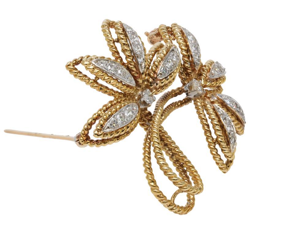 Broche Retro Diseño Floral Oro Amarillo 18k y Diamantes 

  Broche 
     Metal - Oro amarillo de 18 quilates 
     Peso - 16,8 gramos 
     Dimensiones - 1,75 pulg. x 1,50 pulg. 

  Piedras 
     Diamantes - 1.10ctw
     Forma - Redonda brillante y