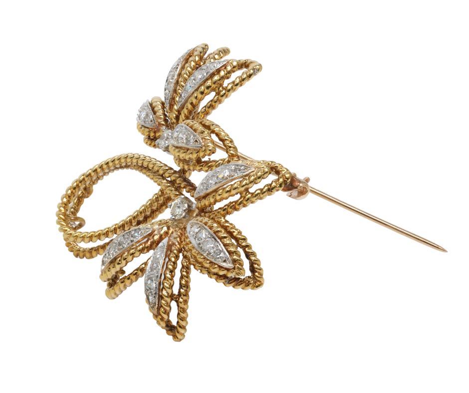 Broche Retro Diseño Floral Oro Amarillo 18k y Diamantes Corte brillante en venta